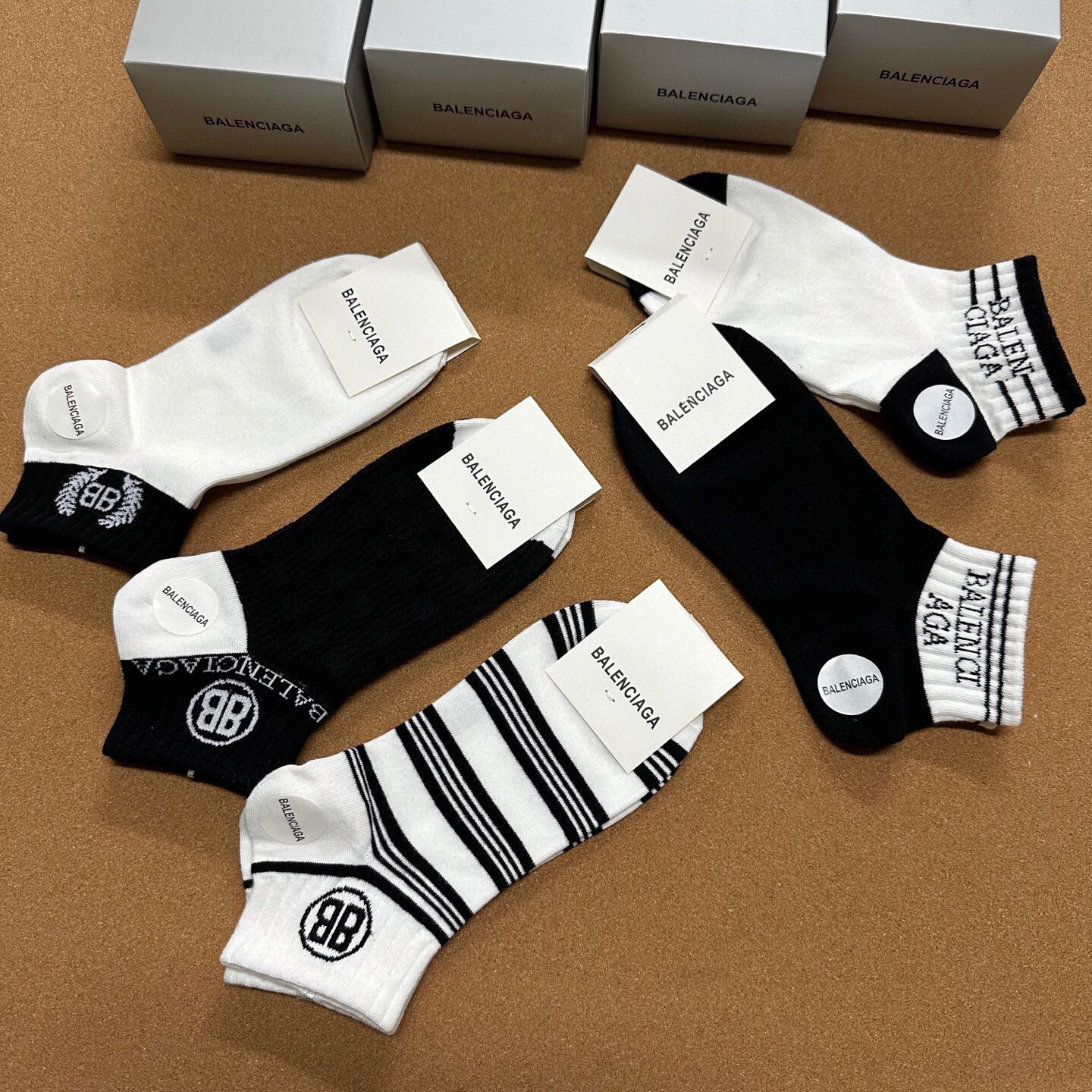  🆕BALENCIAGA · 巴黎世家❗️BL经典女款袜子❗️【一盒五双】纯棉材质织造，上脚柔软舒适，大