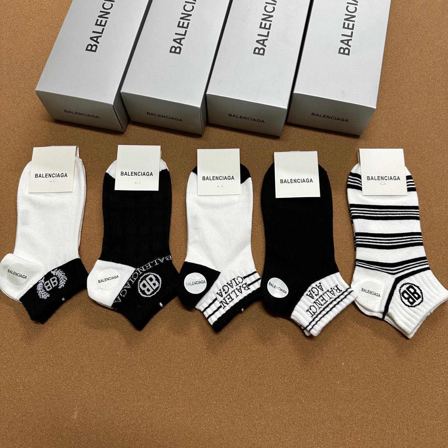  🆕BALENCIAGA · 巴黎世家❗️BL经典女款袜子❗️【一盒五双】纯棉材质织造，上脚柔软舒适，大