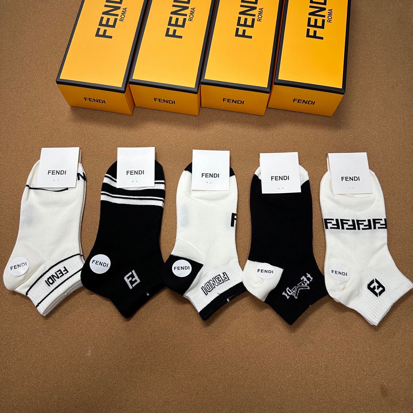  🆕FENDI · 芬迪❗️FF新品袜子❗️【一盒五双】提花经典的双F标志，纯棉材质制造，透气舒适，超级