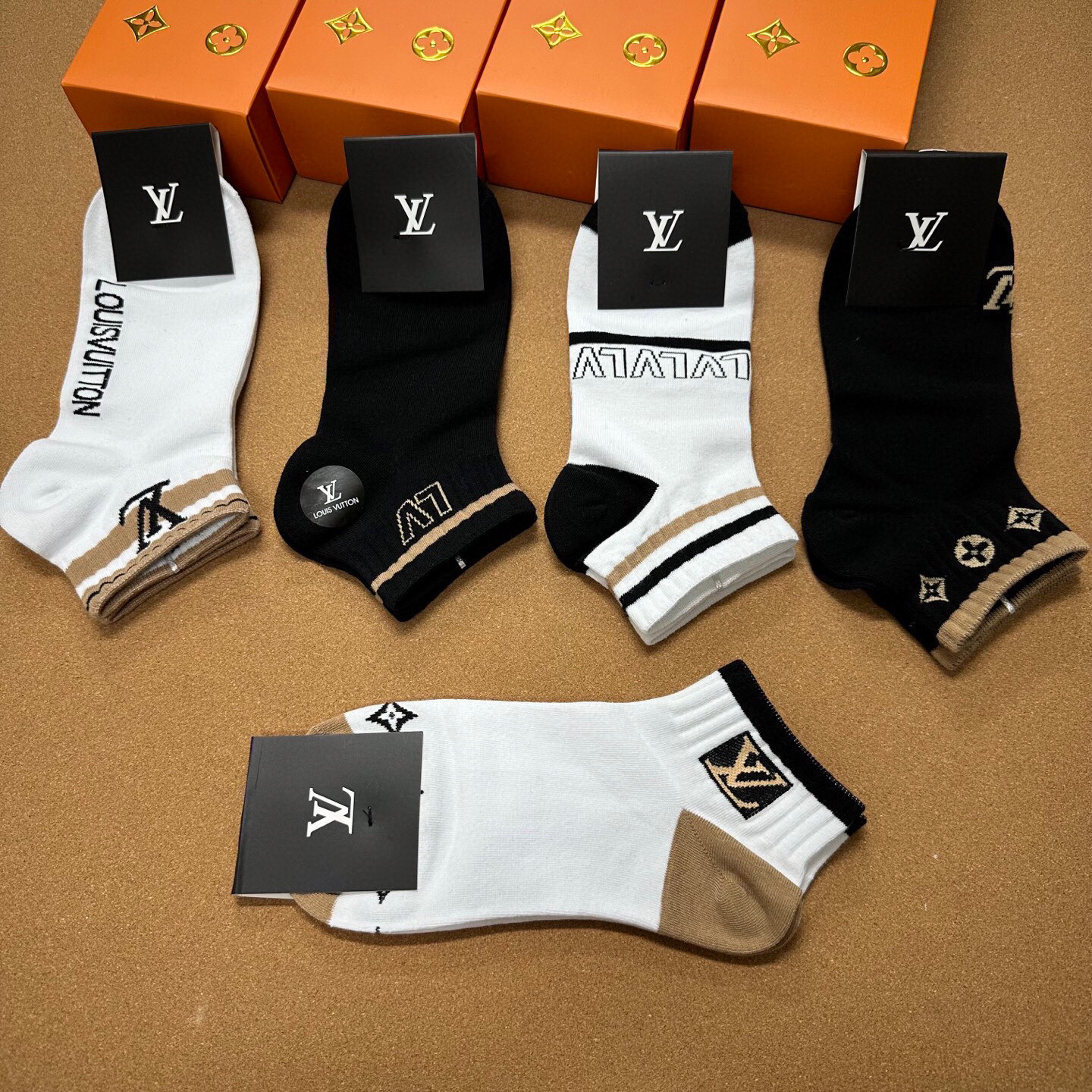  🆕LOUIS VUITTON · 路易威登❗️大驴家新品袜子❗️【一盒五双】纯棉材质，柔软舒适，提花经