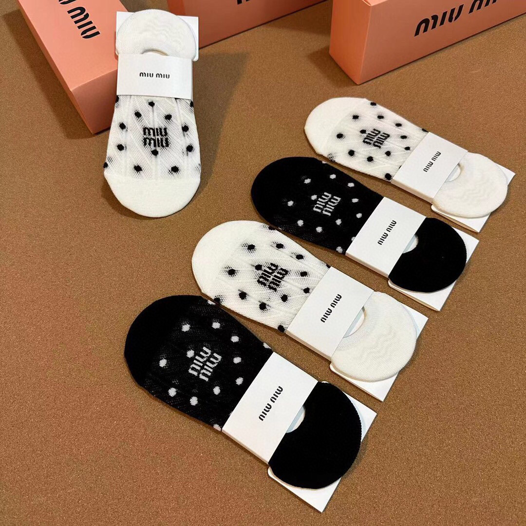  🆕Miumiu · 缪缪❗️谬家新品女款隐形袜子❗️【一盒五双】提花经典标志，纯棉材质，超舒适超美腻❗