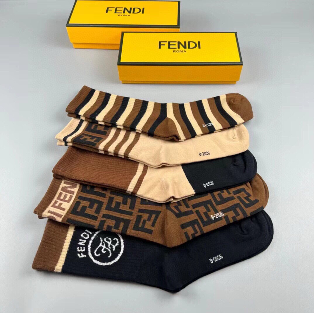  🆕FENDI · 芬迪❗️老佛爷家新品中筒袜子❗️【一盒五双】超级经典的双F标志，纯棉材质制造，透气舒