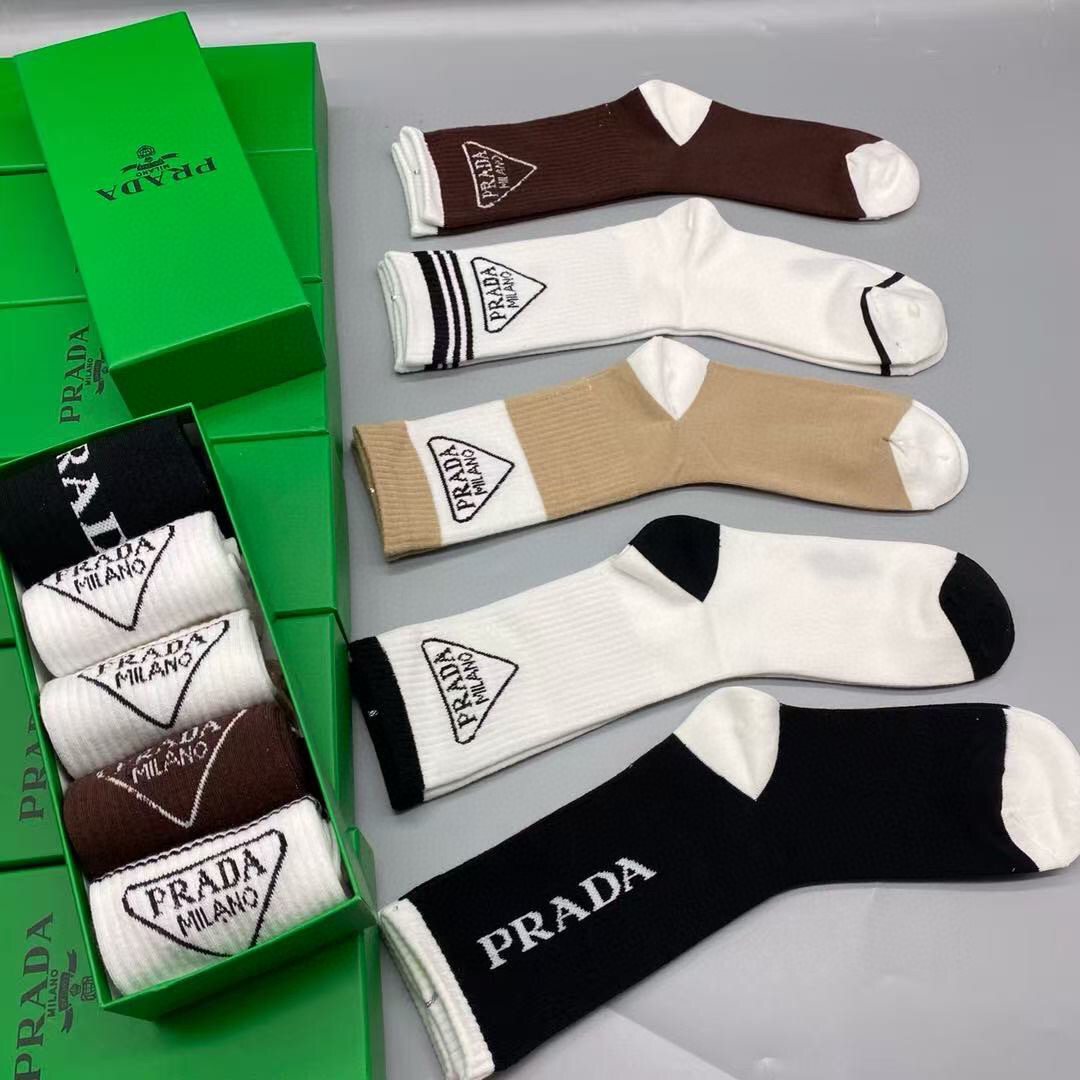  🆕PRADA · 普拉达新品长筒袜子❗️【一盒五双】纯棉材质织造，提花经典标志，柔软舒适，大牌出街，潮