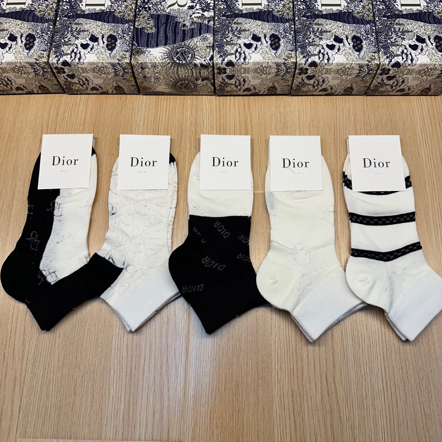  🆕Dior · 迪奥❗D家新品网红女款袜子❗️【一盒五双】竹棉材质，冰凉透气舒适，超级nice❗️超火