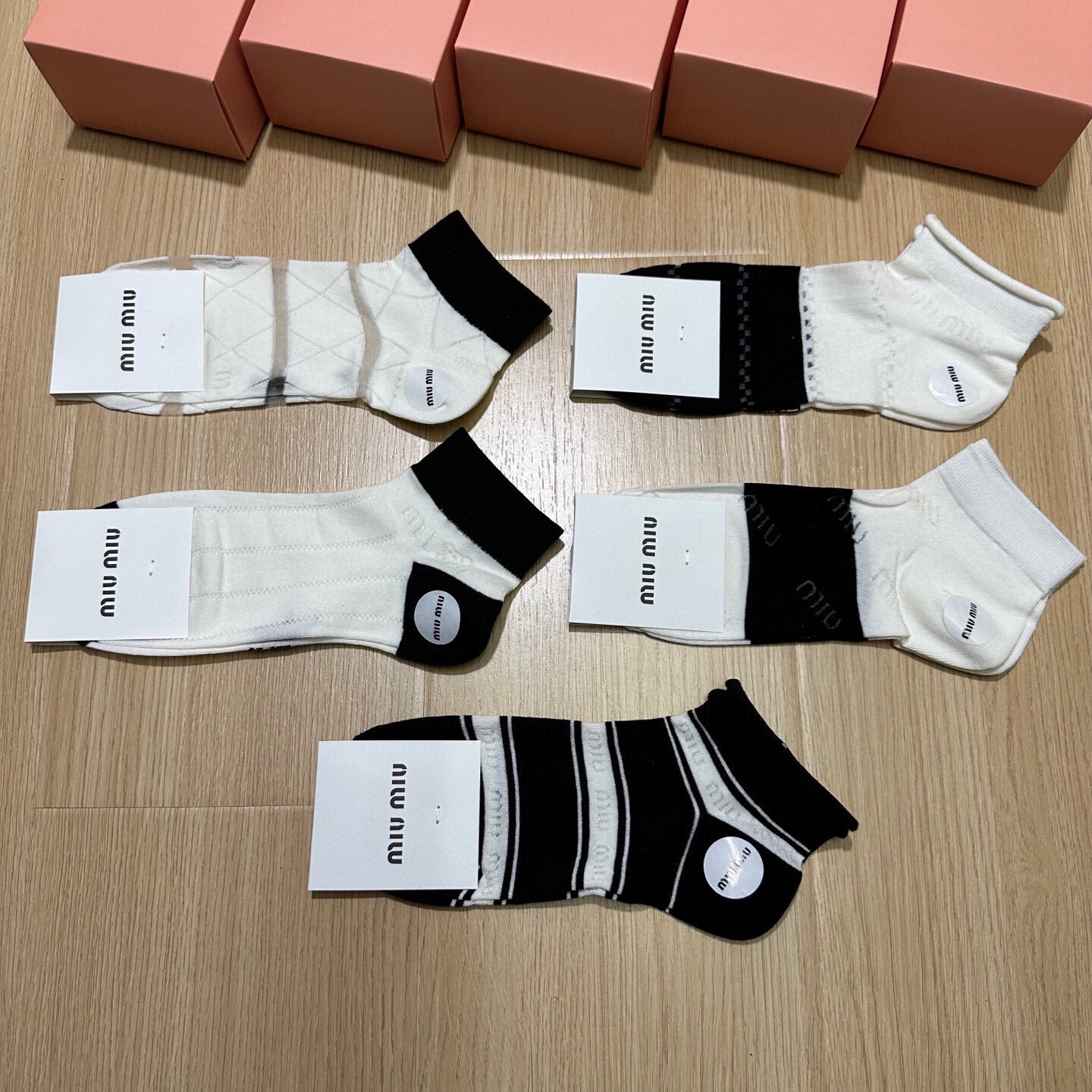  🆕Miumiu · 缪缪❗新品网红女款袜子❗️【一盒五双】竹棉材质，冰凉透气舒适，超级nice❗️超火