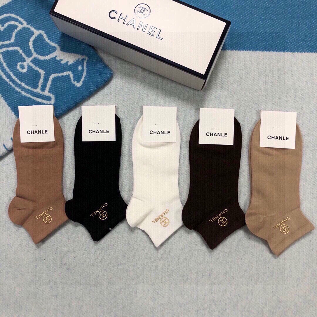  🆕CHANEL · 香奈儿❗️香奶奶家新品女款袜子❗️【一盒五双】纯棉材质，柔软舒适透气，罗口烫金经典