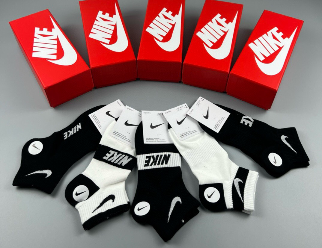  🆕Nike · 耐克❗️永远的经典永远的☑️❗️精梳棉材质，透气吸汗柔软舒适，上脚非常nice❗️商务