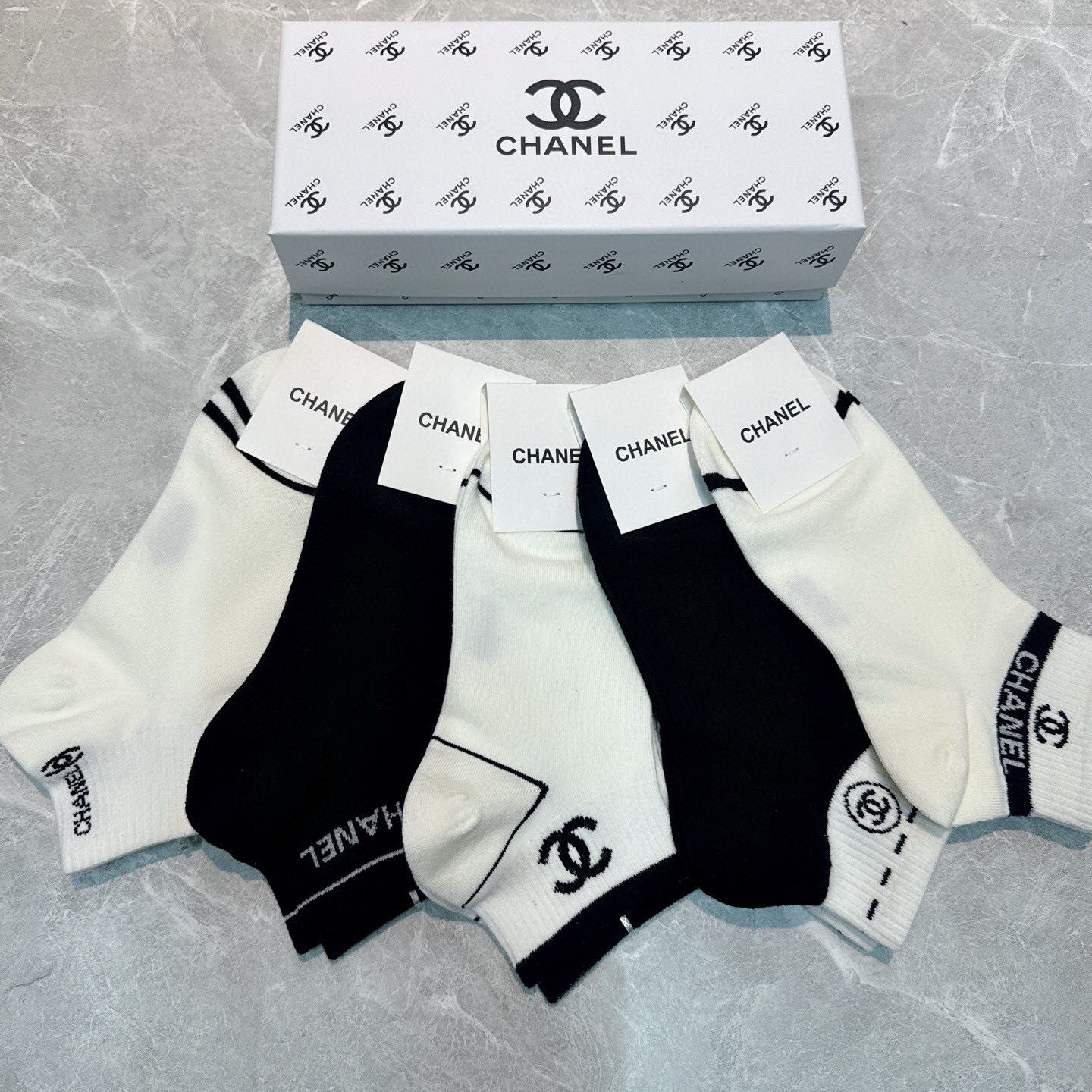  🆕CHANEL · 香奈儿❗️CH新品女款袜子❗️【一盒五双】轻薄柔软舒适透气，提花经典logo，炒鸡