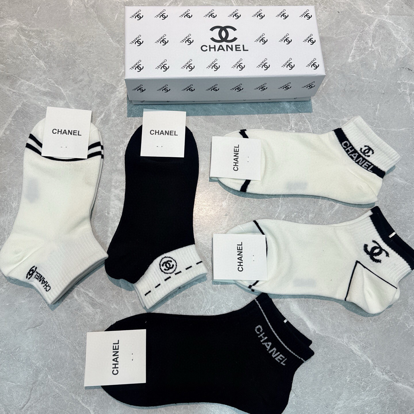  🆕CHANEL · 香奈儿❗️CH新品女款袜子❗️【一盒五双】轻薄柔软舒适透气，提花经典logo，炒鸡