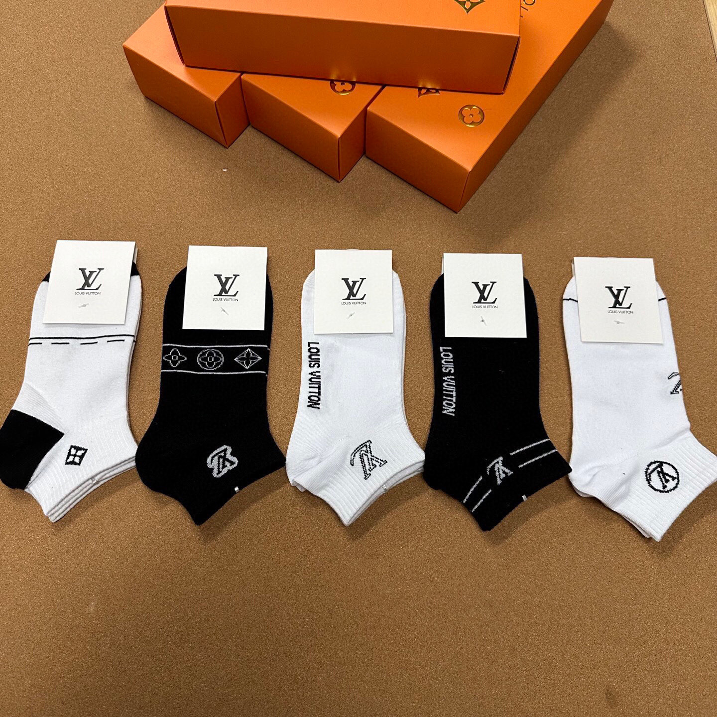  🆕 Louis Vuitton · 路易威登❗️驴家新品女款袜子❗️【一盒五双】纯棉材质，柔软舒适，提