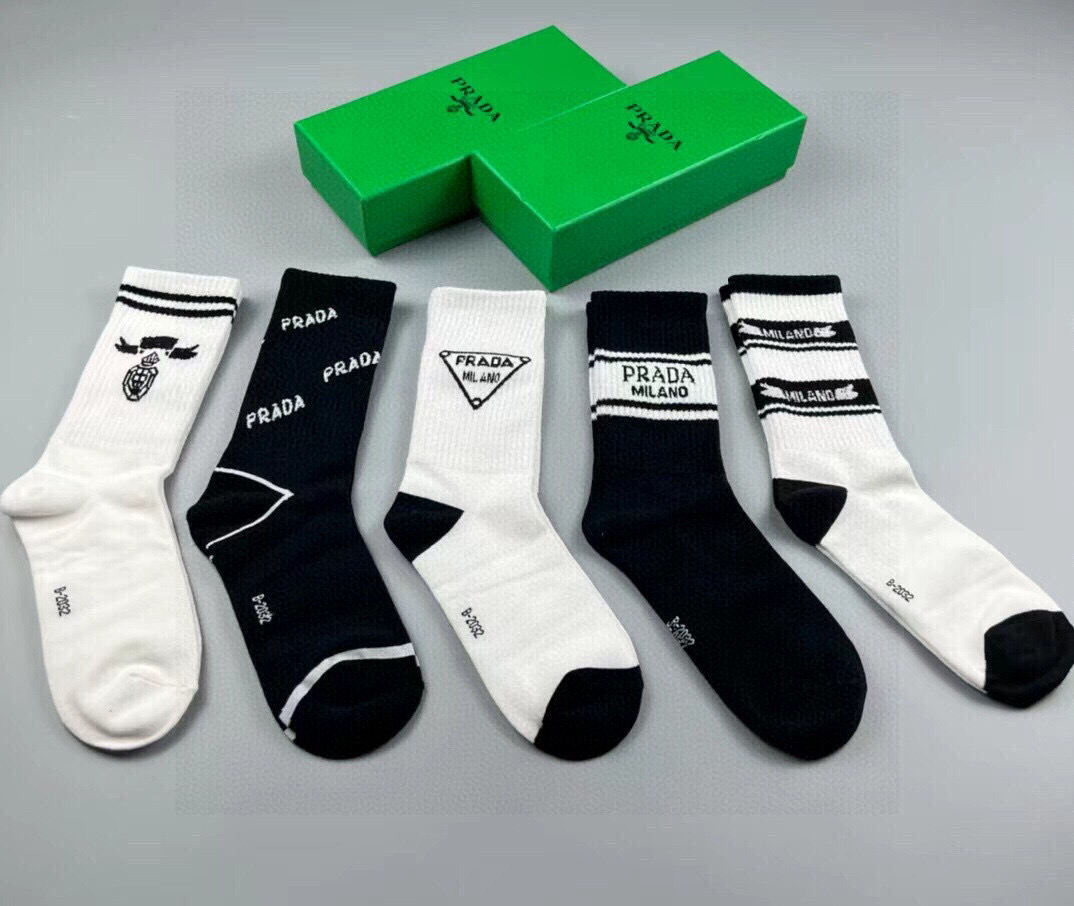  🆕PRADA · 普拉达新品中筒袜子❗️【一盒五双】纯棉材质织造，提花经典标志，柔软舒适，大牌出街，潮