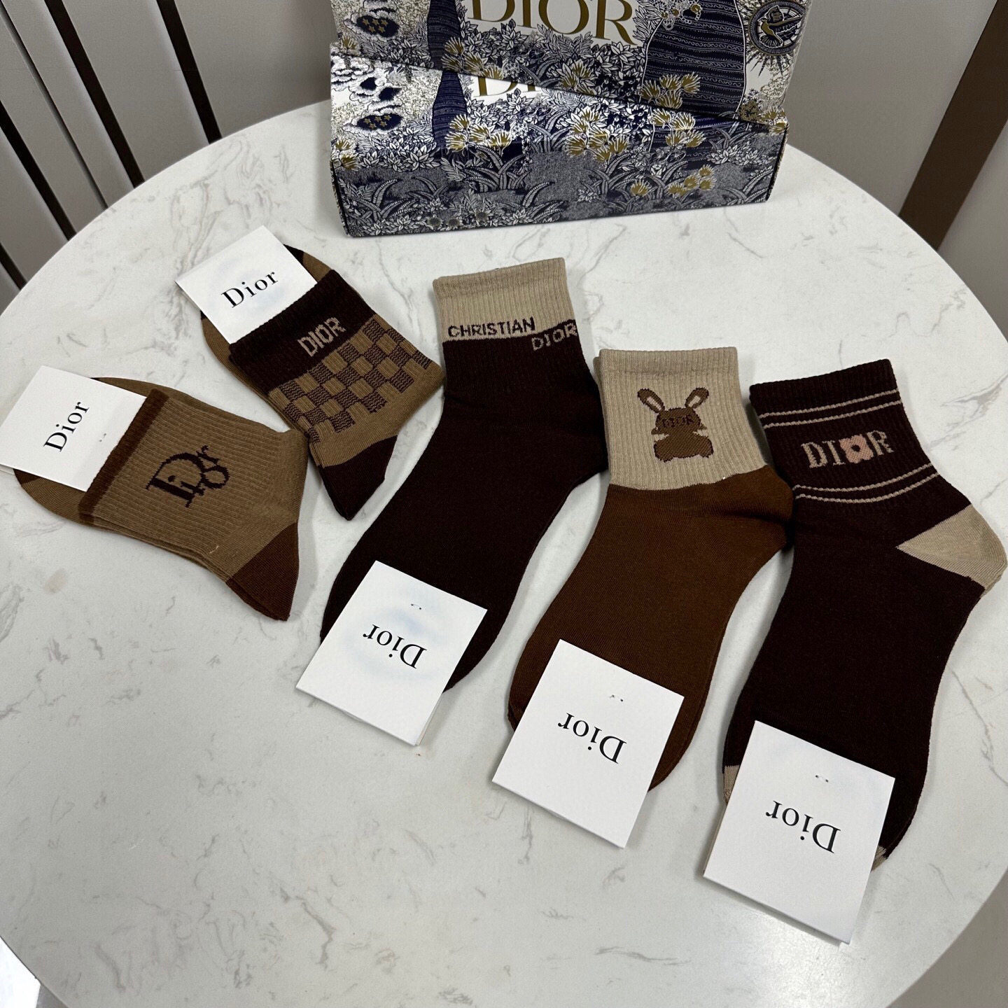  🆕Dior · 迪奥❗️D家新品中筒袜子❗️【一盒五双】纯棉材质，上脚柔软舒适，经典的D家字母logo