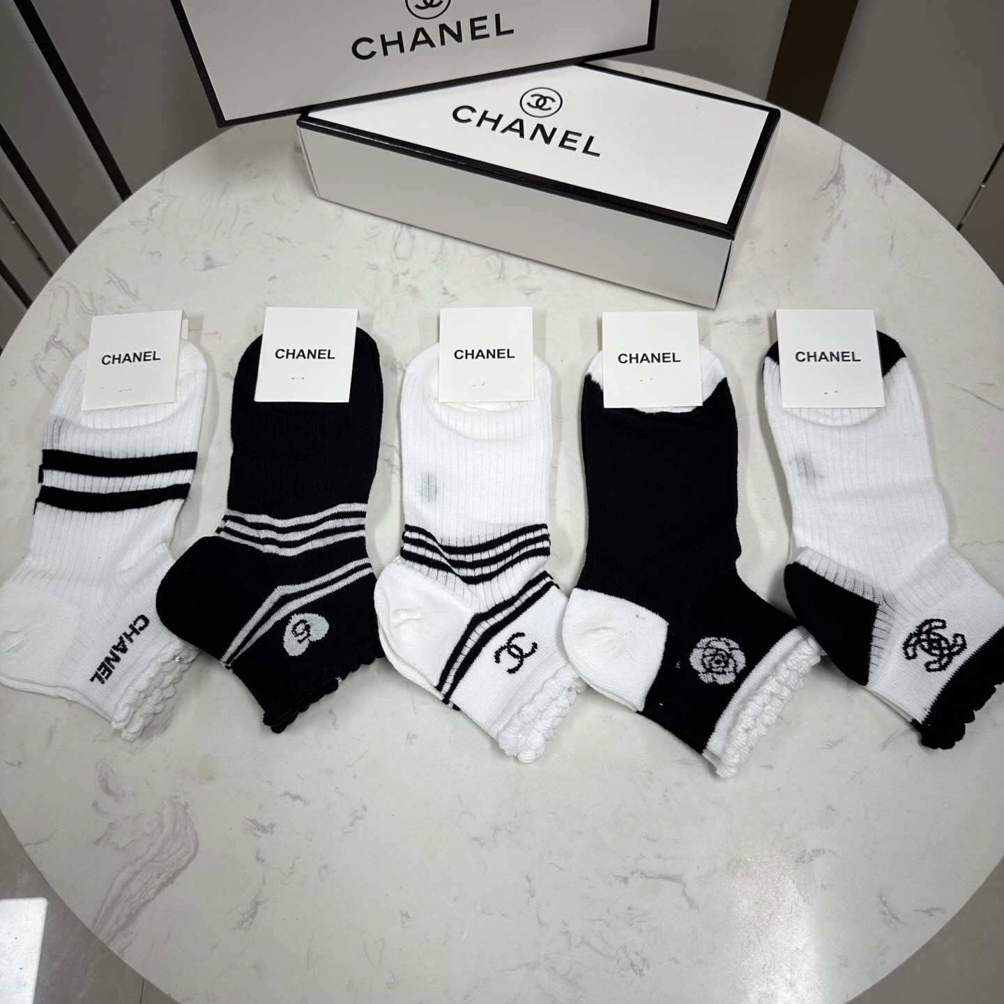NO:353168,CHANEL CH new women's socks [one box and five pairs] thin, soft, comfortable and breathable, classic jacquard logo, fried chicken nice, big brands go out on the street, trendy people must have super easy to match socks, stockings, socks, chanel, chanel, socks19860909 CHANEL · 香奈儿CH新品女款袜子【一盒五双】轻薄柔软舒适透气,提花经典logo,炒鸡nice,大牌出街,潮人必备超好搭袜子,丝袜,袜子,chanel,chanel,socks,accessory