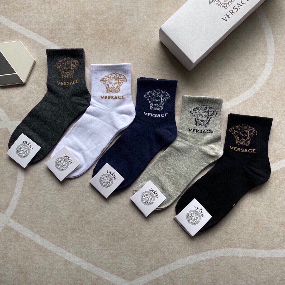 NO:354340,Versace · Versace's new short-tube men's socks [one box and five pairs] woven pure cotton material, super soft and comfortable, jacquard classic beauty head letters, fully demonstrating the low-key luxury style of the brand's men. The extremely popular small items that never ended in five colors black, hidden blue, dark gray, light gray, white ins, super popular items, big brands go out on the street, trendy people must have super easy to match socks, stockings, socks, versace, versace, socks19860909 Versace · 范思哲新品短筒男款袜子【一盒五双】纯棉材质织造,超柔软舒适,提花经典美人头字母,完全彰显该品牌男士的低调奢华风格,永不落幕的极简五色黑、藏蓝、深灰、浅灰、白ins超火爆小单品,大牌出街,潮人必备超好搭袜子,丝袜,袜子,versace,versace,socks,accessory