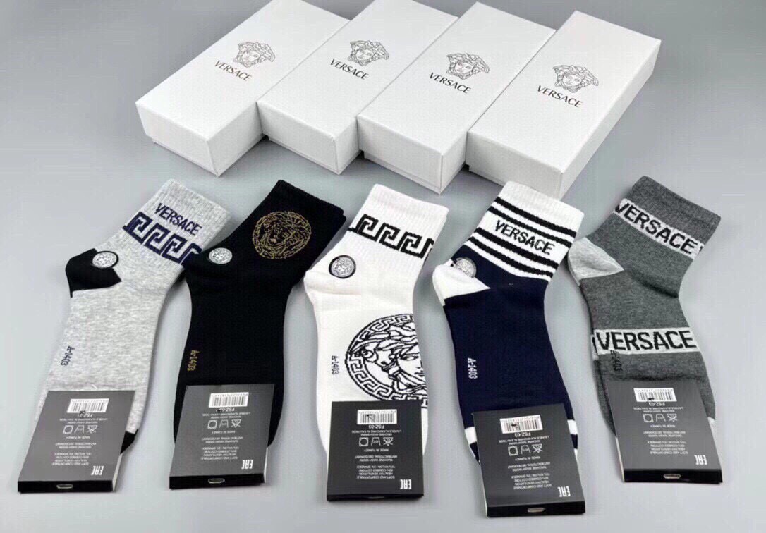 NO:354423,Versace · Versace's new men's socks [one box and five pairs] woven by pure cotton material, super soft and comfortable, jacquard classic beauty head letters, fully demonstrating the low-key luxury style of men of the brand, ins super popular small items, big brands go out on the street, trendy people must have super easy to match socks, stockings, socks, versace, versace, socks19860909 Versace · 范思哲新品男款袜子【一盒五双】纯棉材质织造,超柔软舒适,提花经典美人头字母,完全彰显该品牌男士的低调奢华风格,ins超火爆小单品,大牌出街,潮人必备超好搭袜子,丝袜,袜子,versace,versace,socks,accessory
