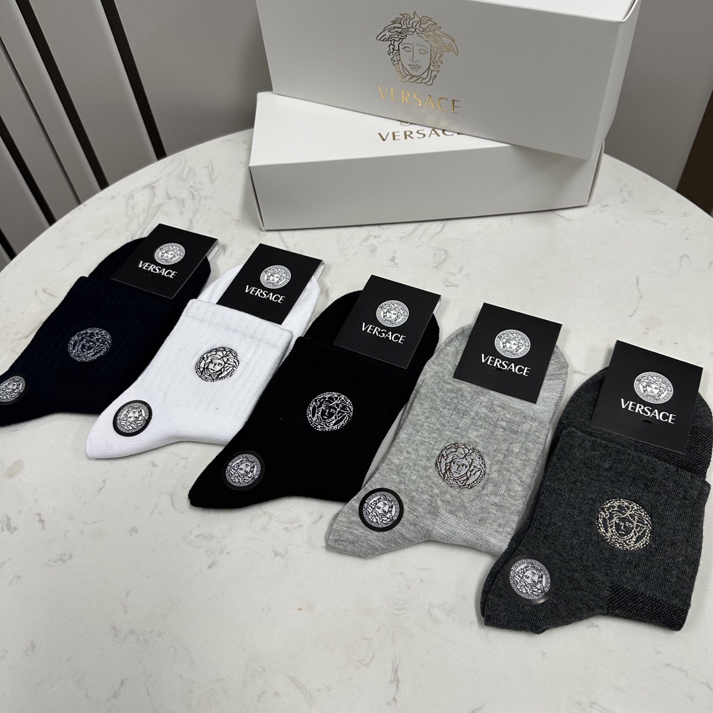 NO:354390,Versace · Versace's new men's mid-tube socks [one box and five pairs] pure cotton material woven, super soft and comfortable, embroidered classic beauty head pattern, fully demonstrating the low-key luxury style of the brand men, ins super popular small items, big brands go out on the street, trendy people must have super easy to match socks, stockings, socks, versace, versace, socks19860909 Versace · 范思哲新品男款中筒袜子【一盒五双】纯棉材质织造,超柔软舒适,刺绣经典美人头图案,完全彰显该品牌男士的低调奢华风格,ins超火爆小单品,大牌出街,潮人必备超好搭袜子,丝袜,袜子,versace,versace,socks,accessory