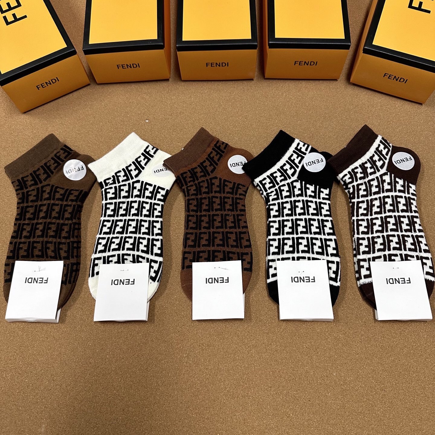 NO:354484,FENDI FF new socks [one box and five pairs] classic double F logo of jacquard, made of pure cotton, breathable and comfortable, super nice and popular small items, big brands go out on the street, trendy people must have super easy to match socks, stockings, socks, fendi, fendi, fendi, socks19860909 FENDI · 芬迪FF新品袜子【一盒五双】提花经典的双F标志,纯棉材质制造,透气舒适,超级nice超火爆小单品,大牌出街,潮人必备超好搭袜子,丝袜,袜子,fendi,fendi,socks,accessory
