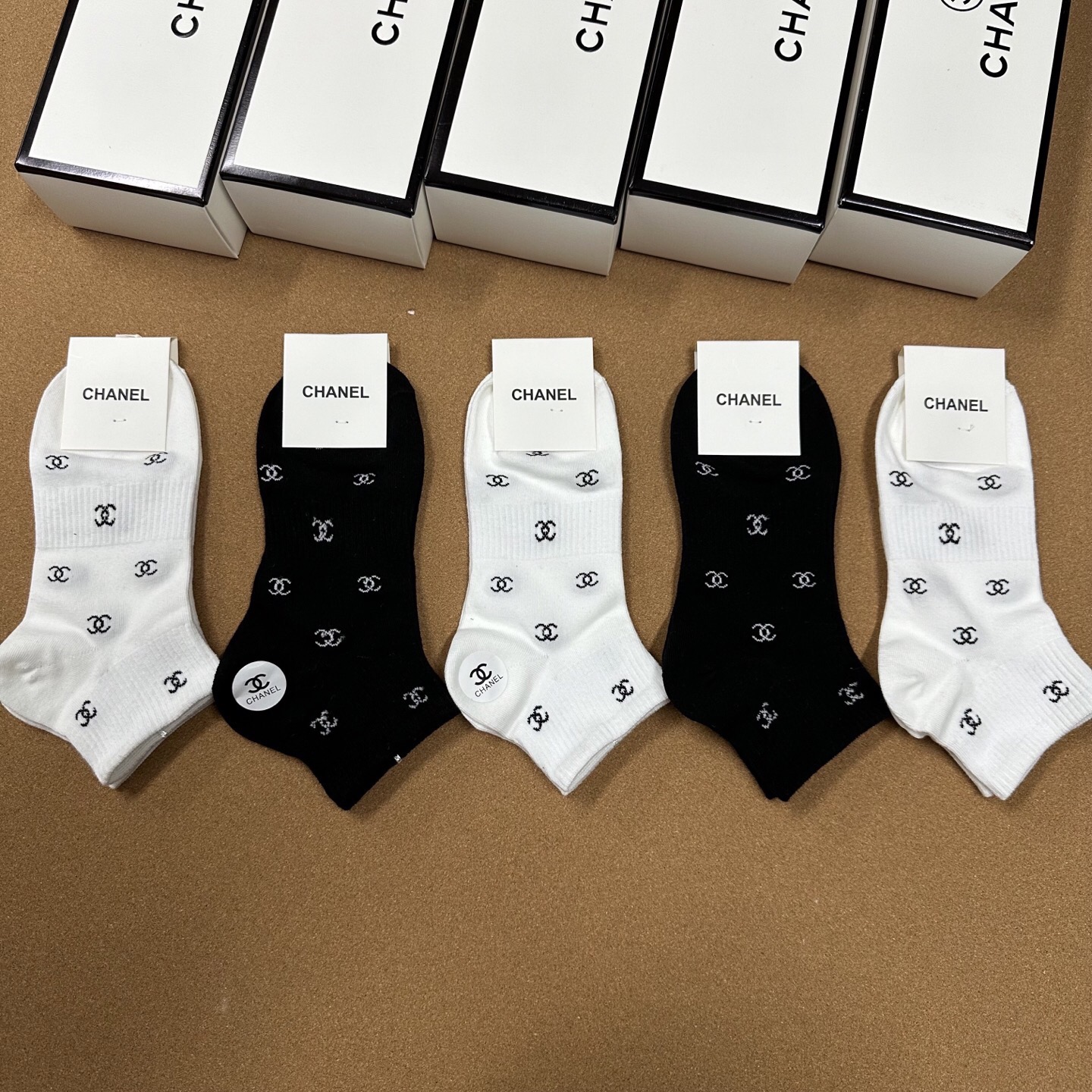 NO:354499,CHANEL · Chanel Xiaoxiang new women's socks [one box and five pairs] pure cotton material, soft, comfortable and breathable, classic double C logo, fried chicken nice, big brands go out on the street, trendy people must have super easy to match socks, stockings, socks, chanel, chanel, socks19860909 CHANEL · 香奈儿小香新品女款袜子【一盒五双】纯棉材质,柔软舒适透气,经典双C标识,炒鸡nice,大牌出街,潮人必备超好搭袜子,丝袜,袜子,chanel,chanel,socks,accessory