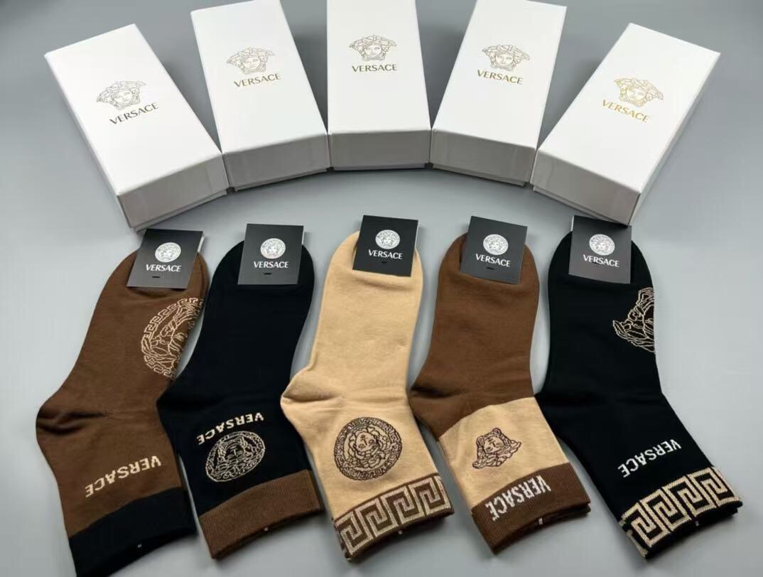 NO:356389,Versace · Versace's new men's socks [one box and five pairs] woven by pure cotton material, super soft and comfortable, jacquard classic beauty head letters, fully demonstrating the low-key luxury style of men of the brand, ins super popular small items, big brands go out on the street, trendy people must have super easy to match socks, stockings, socks, versace, versace, socks19860909 Versace · 范思哲新品男款袜子【一盒五双】纯棉材质织造,超柔软舒适,提花经典美人头字母,完全彰显该品牌男士的低调奢华风格,ins超火爆小单品,大牌出街,潮人必备超好搭袜子,丝袜,袜子,versace,versace,socks,accessory