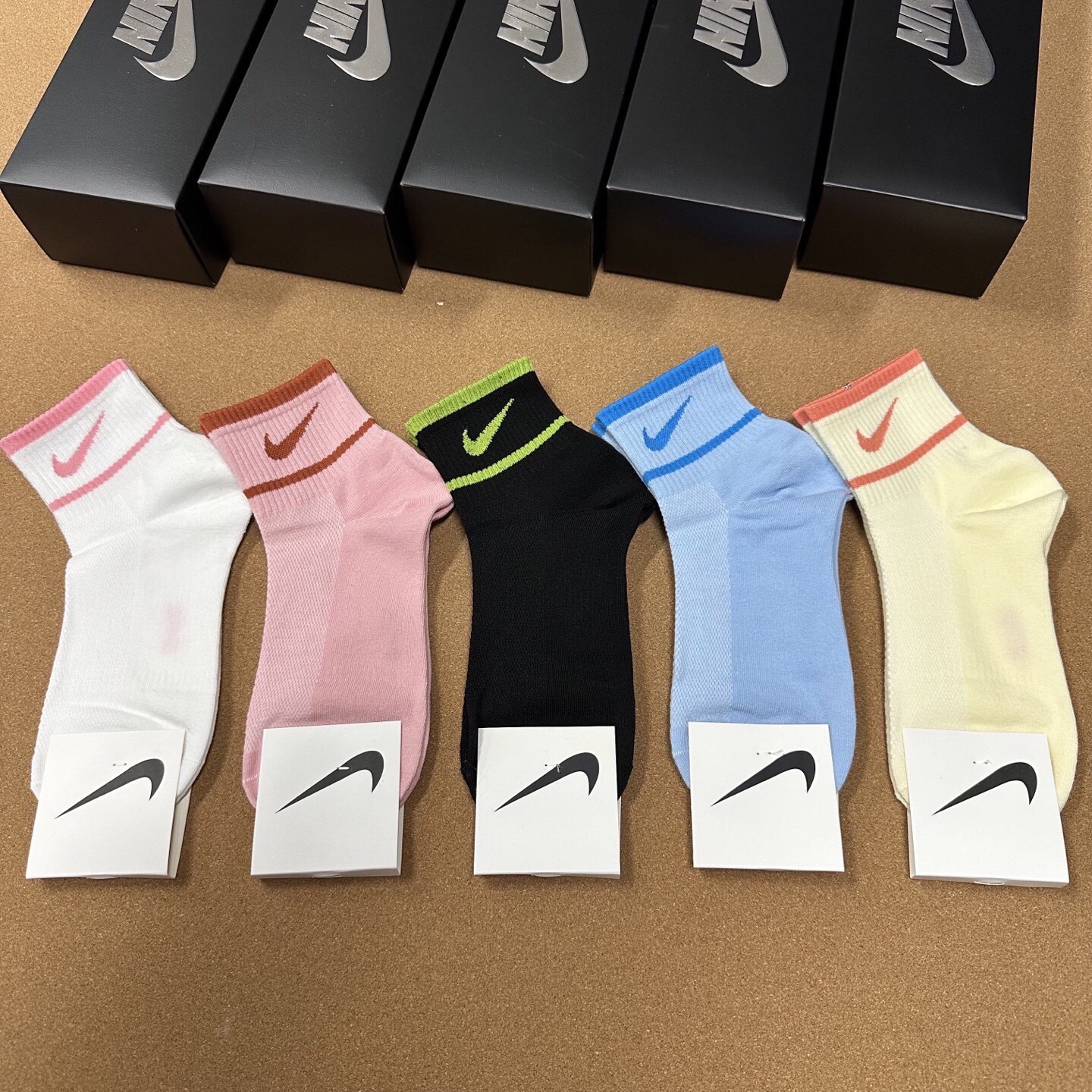 NO:356415,Nike · Nike's classic and eternal new women's mid-tube socks, combed cotton material, breathable, sweat-absorbing, soft and comfortable, very nice 【one box and five pairs】socks, stockings, socks, socks19860909 Nike · 耐克永远的经典永远的新品女款中筒袜,精梳棉材质,透气吸汗柔软舒适,上脚非常nice【一盒五双】袜子,丝袜,袜子,socks,accessory