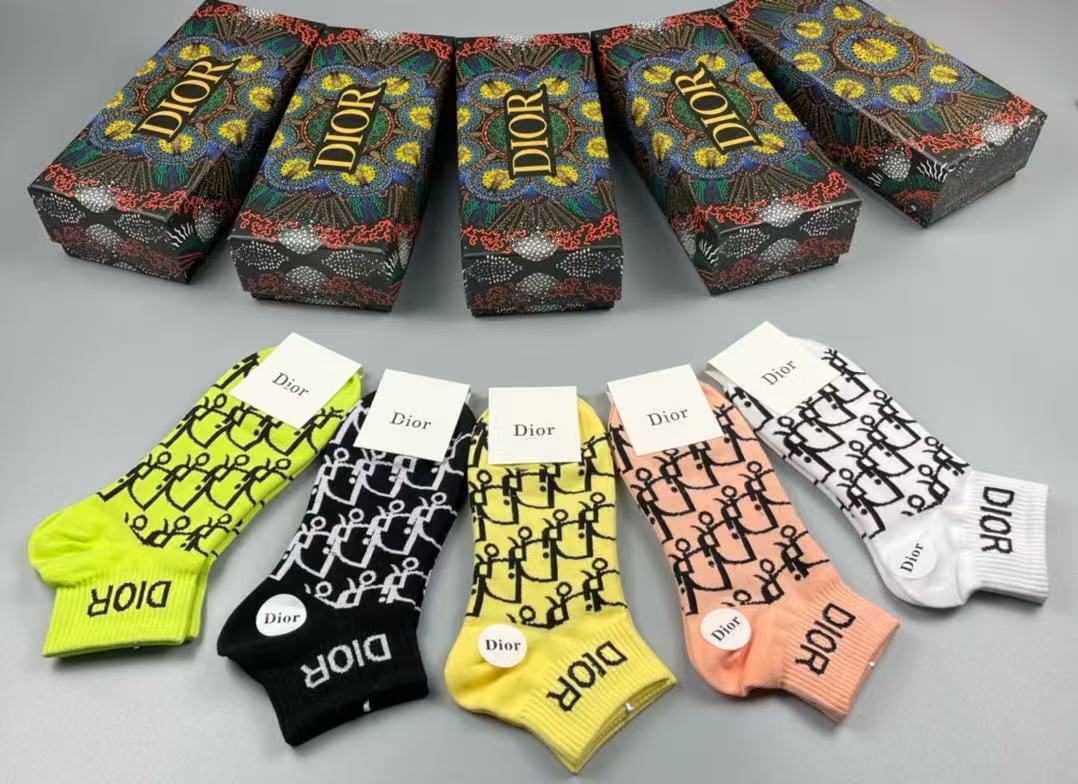 NO:357549,Dior D family women's socks [one box and five pairs] pure cotton material, soft and comfortable on the feet, classic D family letter logo, fried chicken nice brand on the street, trendy people must have super easy to match socks, stockings, socks, dior, dior, dior, socks19860909 Dior · 迪奥D家女款袜子【一盒五双】纯棉材质,上脚柔软舒适,经典的D家字母logo,炒鸡nice大牌出街,潮人必备超好搭袜子,丝袜,袜子,dior,dior,dior,socks,accessory