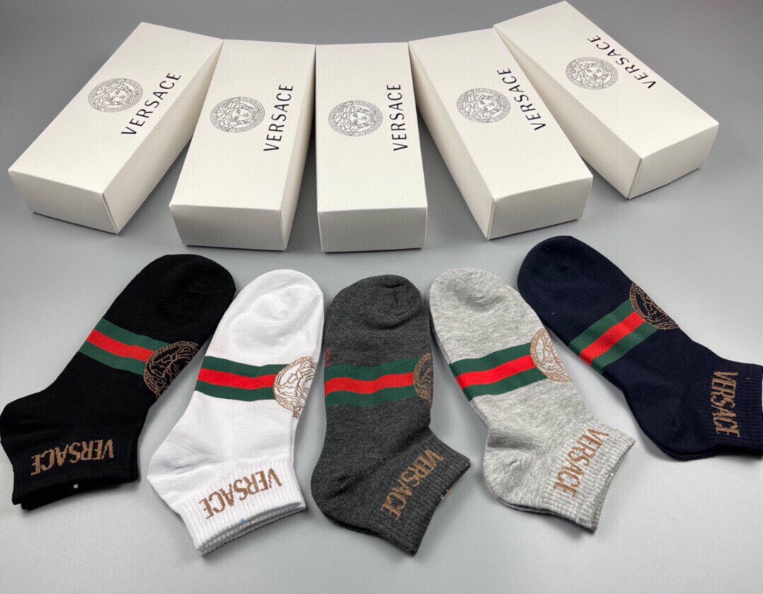NO:357530,Versace · Versace's new men's socks [one box and five pairs] woven pure cotton material, super soft and comfortable, jacquard classic beauty head letters, fully demonstrating the low-key luxury style of the brand's men. The extremely popular small items that never ended in the world, big brands are on the street, trendy people must have super easy socks, stockings, socks, versace, versace, socks19860909 Versace · 范思哲新品男款袜子【一盒五双】纯棉材质织造,超柔软舒适,提花经典美人头字母,完全彰显该品牌男士的低调奢华风格,永不落幕的极简五色黑、藏蓝、深灰、浅灰、白ins超火爆小单品,大牌出街,潮人必备超好搭袜子,丝袜,袜子,versace,versace,socks,accessory