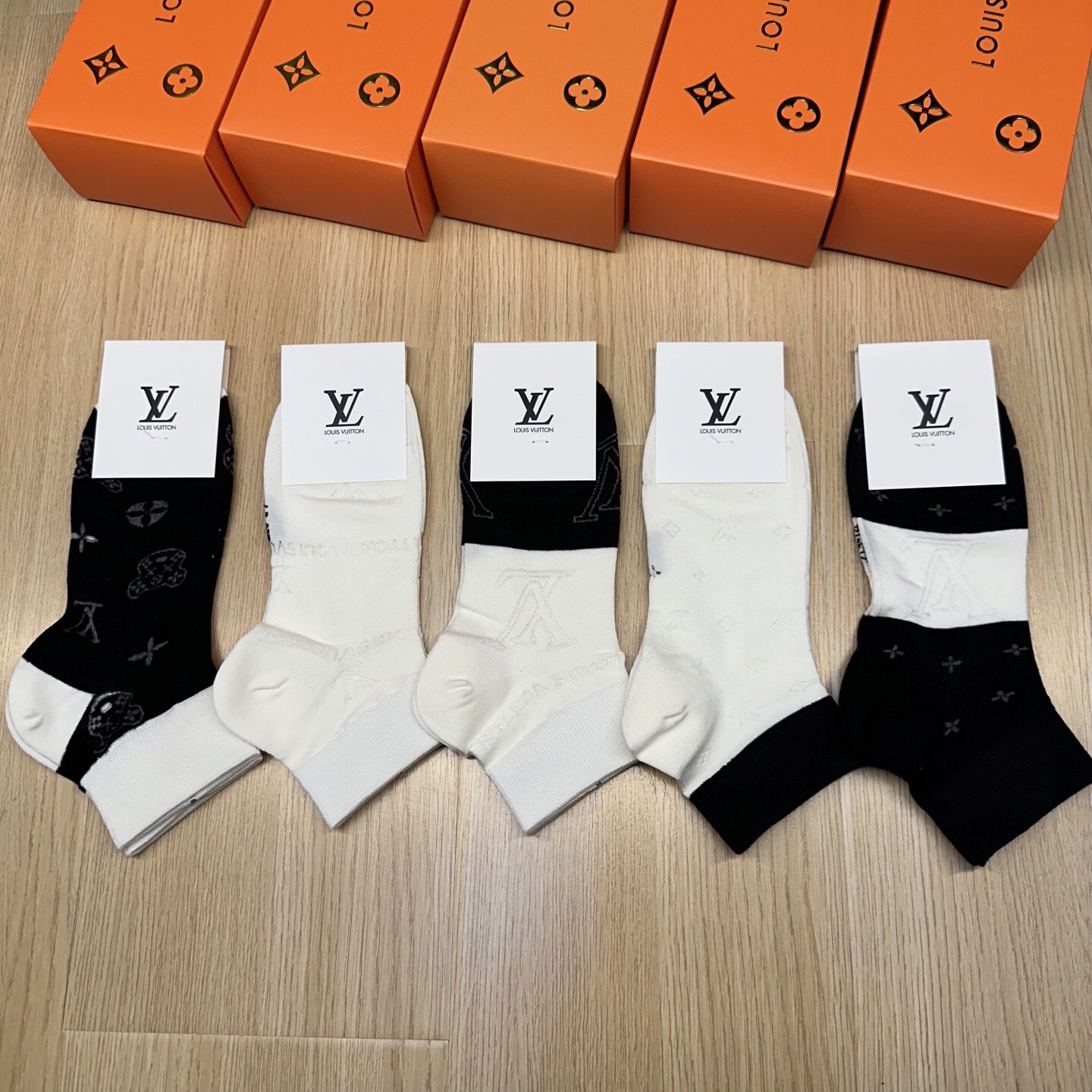 NO:357557,Louis Vuitton, a new online celebrity women's socks [one box and five pairs], made of bamboo cotton, cold, breathable and comfortable, super nice and popular small items, big brands go out on the street, trendy people must have super easy to match socks, stockings, socks, louis vuitton, louis vuitton, louis vuitton, louis vuitton, louis vuitton, socks19860909 Louis Vuitton 驴家新品网红女款袜子【一盒五双】竹棉材质,冰凉透气舒适,超级nice超火爆小单品,大牌出街,潮人必备超好搭袜子,丝袜,袜子,louis vuitton,louis vuitton,louis vuitton,socks,accessory