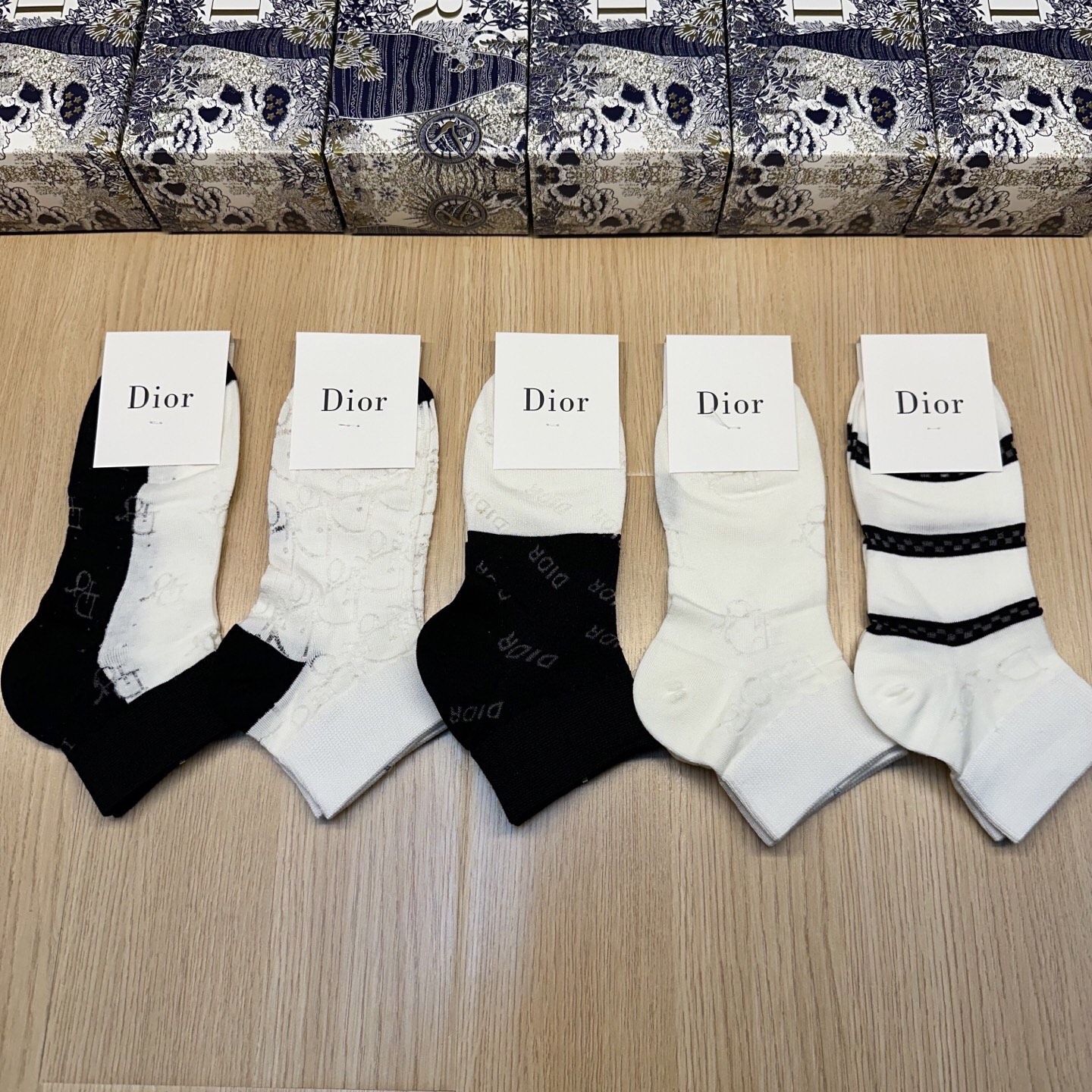 NO:357567,Dior · Dior D's new internet celebrity women's socks [one box and five pairs] bamboo cotton material, cool, breathable and comfortable, super nice and popular small items, big brands go out on the street, trendy people must have super easy to match socks, stockings, socks, dior, dior, dior, socks19860909 Dior · 迪奥D家新品网红女款袜子【一盒五双】竹棉材质,冰凉透气舒适,超级nice超火爆小单品,大牌出街,潮人必备超好搭袜子,丝袜,袜子,dior,dior,dior,socks,accessory