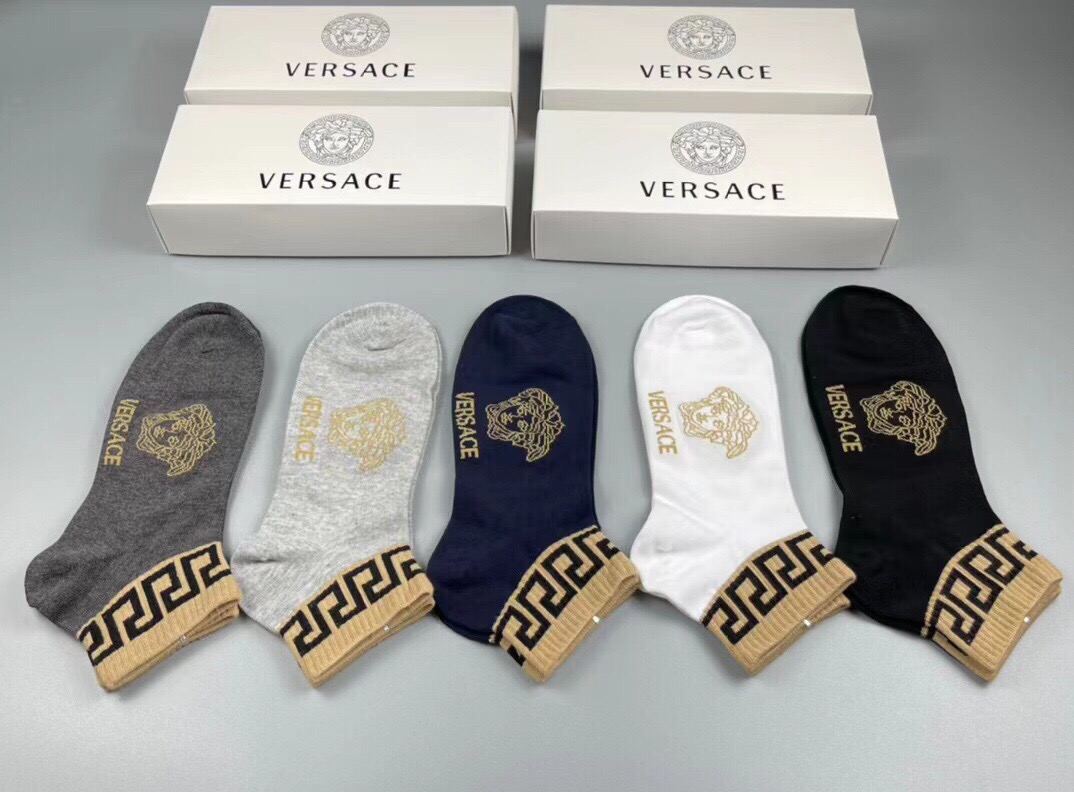NO:358520,Versace · Versace's new men's socks [one box and five pairs] woven by pure cotton material, super soft and comfortable, jacquard classic beauty head letters, fully demonstrating the low-key luxury style of men of the brand, ins super popular small items, big brands go out on the street, trendy people must have super easy to match socks, stockings, socks, versace, versace, socks19860909 Versace · 范思哲新品男款袜子【一盒五双】纯棉材质织造,超柔软舒适,提花经典美人头字母,完全彰显该品牌男士的低调奢华风格,ins超火爆小单品,大牌出街,潮人必备超好搭袜子,丝袜,袜子,versace,versace,socks,accessory