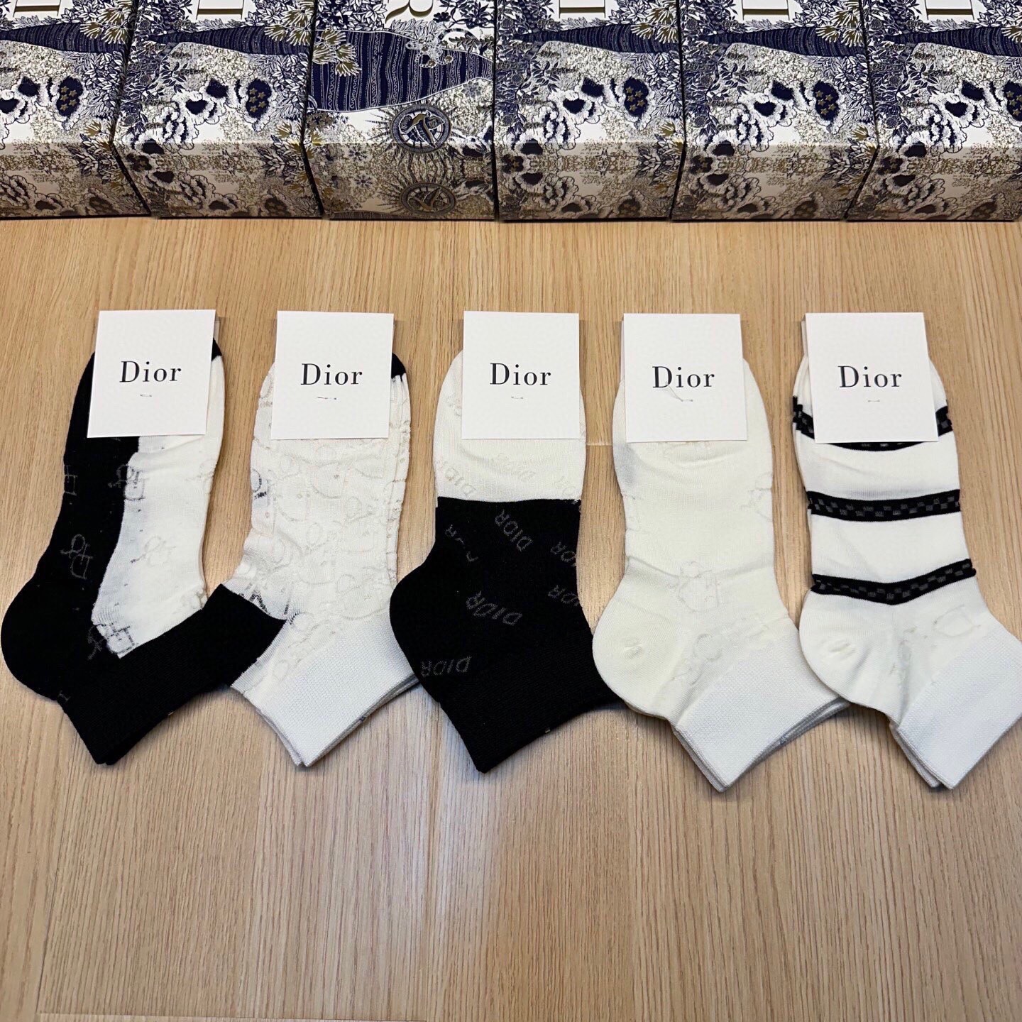 NO:359503,Dior · Dior D's new internet celebrity women's socks [one box and five pairs] bamboo cotton material, cool, breathable and comfortable, super nice and popular small items, big brands go out on the street, trendy people must have super easy to match socks, stockings, socks, dior, dior, dior, socks19860909 Dior · 迪奥D家新品网红女款袜子【一盒五双】竹棉材质,冰凉透气舒适,超级nice超火爆小单品,大牌出街,潮人必备超好搭袜子,丝袜,袜子,dior,dior,dior,socks,accessory
