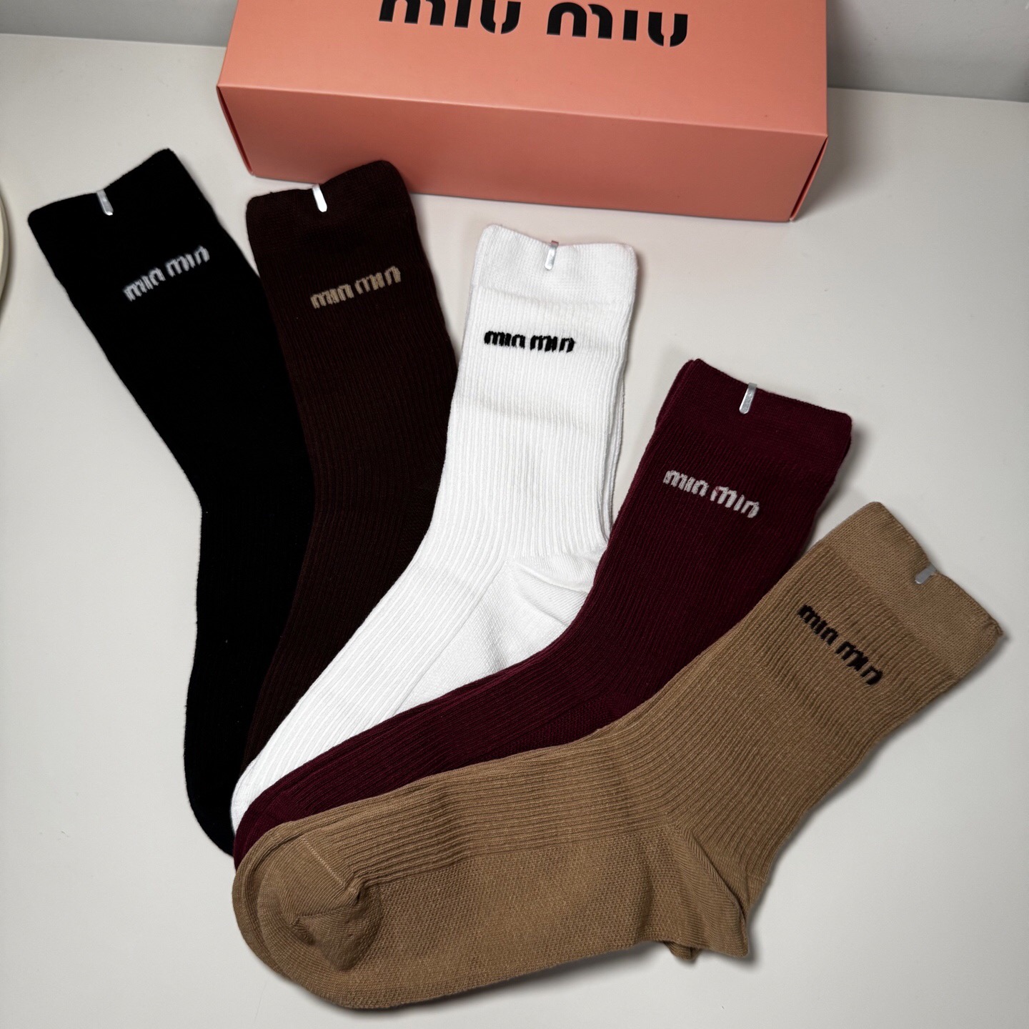 NO:363191,· Miumiu · Miumiu new women's socks [one box and five pairs] embroidered classic miumiu letters, breathable, soft and comfortable, super popular small items, big brands go out on the street, trendy people must have super easy to match socks, stockings, miumiu, socks19860909 · Miumiu · 缪缪新品女款袜子【一盒五双】刺绣经典miumiu字母,透气柔软舒适,超火爆小单品,大牌出街,潮人必备超好搭袜子丝袜,袜子,miumiu,socks,accessory