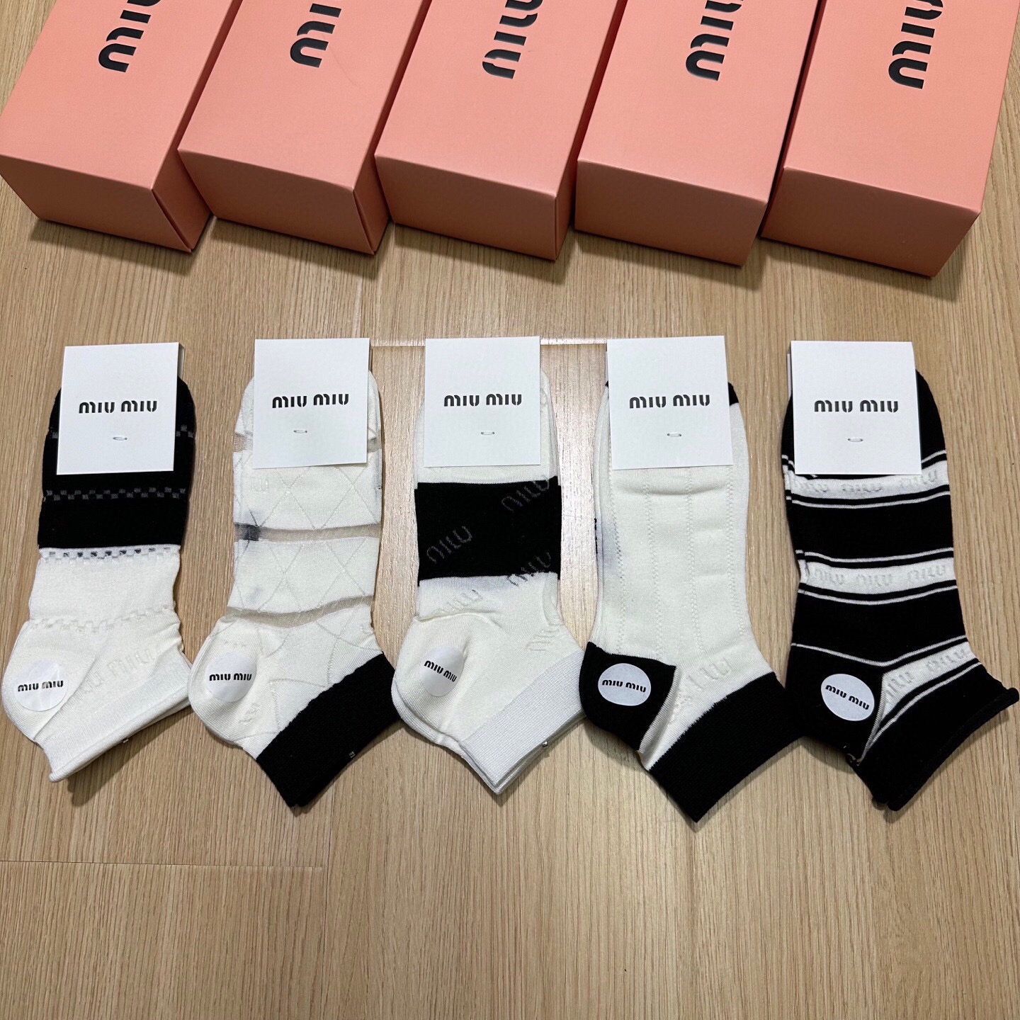 NO:363568,Miumiu · Miumiu · New internet celebrity women's socks [one box and five pairs] bamboo cotton material, cool, breathable and comfortable, super nice and popular small items, big brands go out on the street, trendy people must have super easy to match socks and stockings, socks, miumiu, socks19860909 Miumiu · 缪缪新品网红女款袜子【一盒五双】竹棉材质,冰凉透气舒适,超级nice超火爆小单品,大牌出街,潮人必备超好搭袜子丝袜,袜子,miumiu,socks,accessory