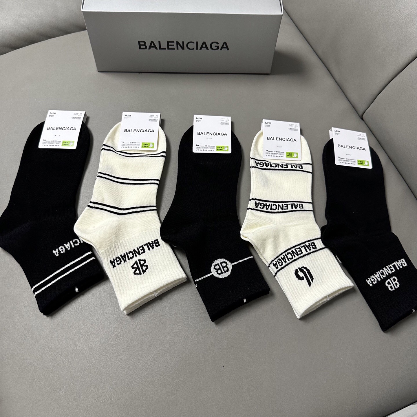 NO:363657,BALENCIAGA · Balenciaga BL new women's mid-tube socks [one box and five pairs] pure cotton material woven, soft and comfortable on the feet, big brands go out on the street, trendy people must have super easy to match socks, stockings, socks, balenciaga, balenciaga, socks19860909 BALENCIAGA · 巴黎世家BL新品女款中筒袜子【一盒五双】纯棉材质织造,上脚柔软舒适,大牌出街,潮人必备超好搭袜子丝袜,袜子,balenciaga,balenciaga,socks,accessory