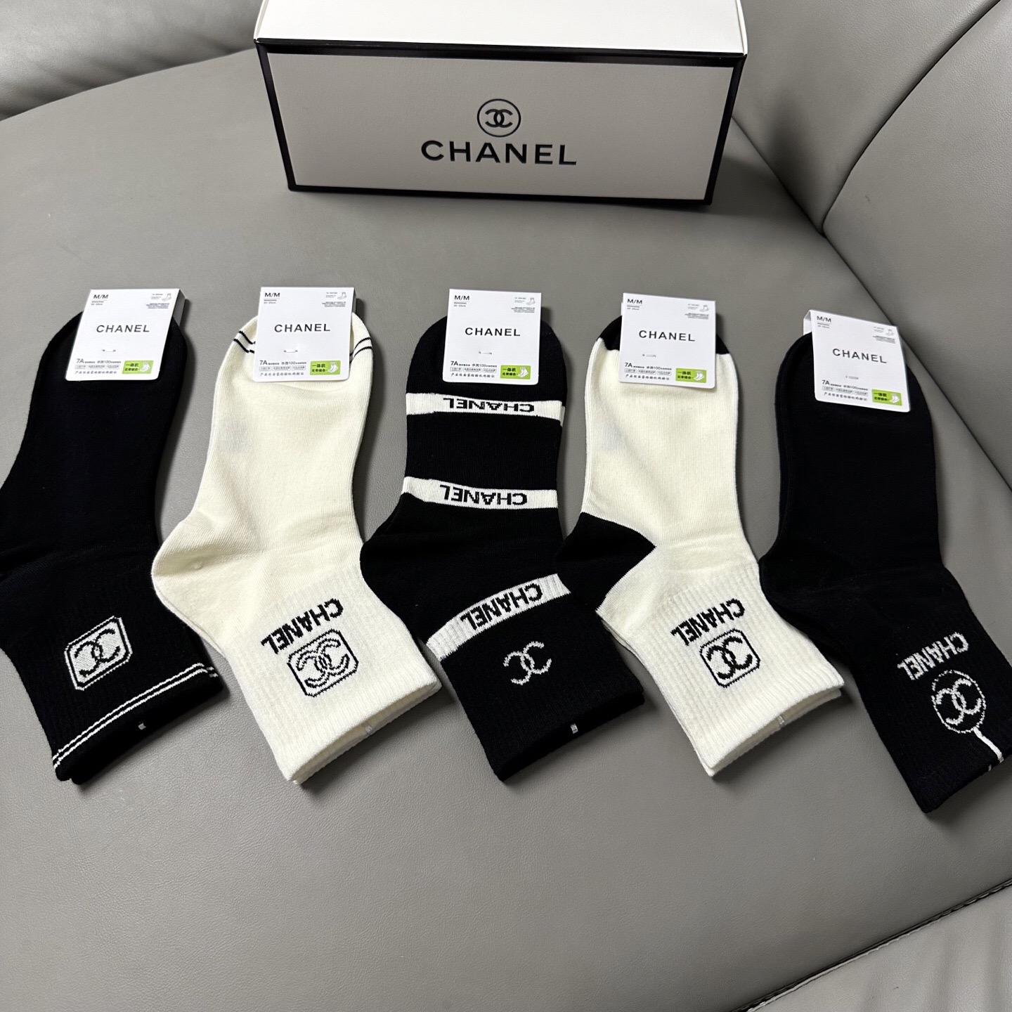 NO:363611,Chanel · Chanel · Grandma's new home new women's mid-tube socks [one box and five pairs] pure cotton material, soft, comfortable and breathable, classic jacquard logo, fried chicken nice, big brands go out on the street, trendy people must have super easy to match socks, stockings, chanel, chanel, socks19860909 Chanel · 香奈儿香奶奶家新品女款中筒袜子【一盒五双】纯棉材质,柔软舒适透气,提花经典标志,炒鸡nice,大牌出街,潮人必备超好搭袜子丝袜,袜子,chanel,chanel,socks,accessory