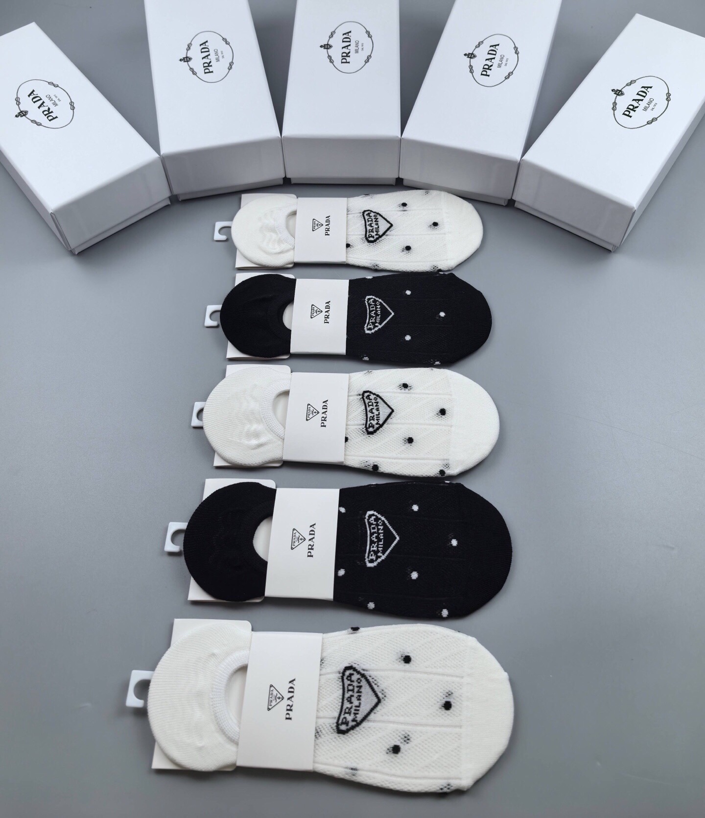 NO:363649,Prada · Prada's new women's invisible socks [one box and five pairs] classic jacquard logo, pure cotton material, super comfortable and beautiful big brands to go out on the street, trendy people must have super easy to match socks, stockings, prada, prada, socks19860909 Prada · 普拉达新品女款隐形袜子【一盒五双】提花经典标志,纯棉材质,超舒适超美腻大牌出街,潮人必备超好搭袜子丝袜,袜子,prada,prada,socks,accessory