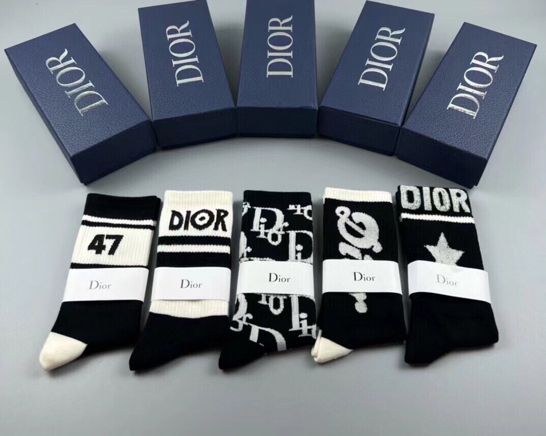 NO:363682,Dior · Dior D's new women's mid-tube socks [one box and five pairs] pure cotton material, soft and comfortable on the feet, full of classic old-fashioned logos, fried chicken nice big brands to go out on the street, trendy people must have super easy to match socks, stockings, dior, dior, dior, socks19860909 Dior · 迪奥D家新品女款中筒袜子【一盒五双】纯棉材质,上脚柔软舒适,满满的老花经典logo,炒鸡nice大牌出街,潮人必备超好搭袜子丝袜,袜子,dior,dior,dior,socks,accessory