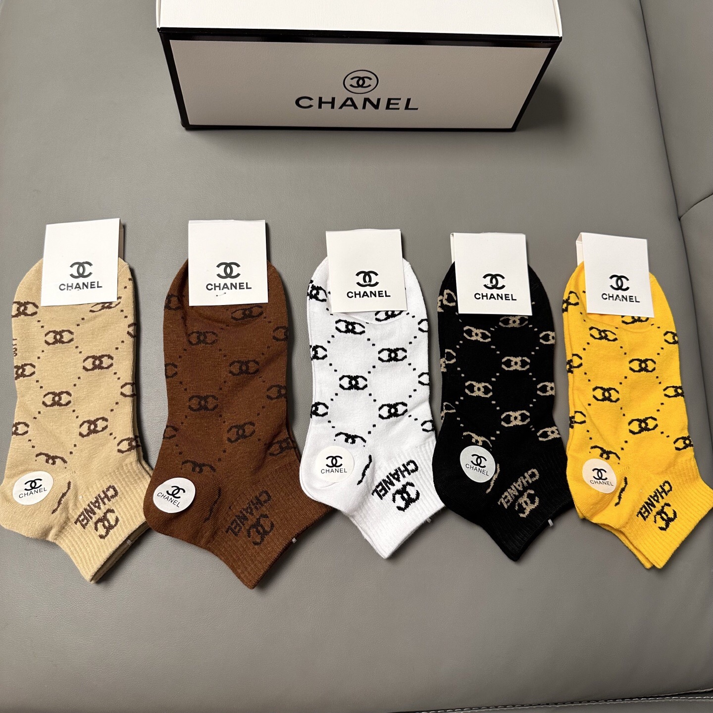 NO:364297,CHANEL CH new women's socks [one box and five pairs] pure cotton material, classic double C logo for jacquard, fried chicken nice, big brands go out on the street, trendy people must have super easy to match socks, stockings, socks, chanel, chanel, socks19860909 CHANEL · 香奈儿CH新品女款袜子【一盒五双】纯棉材质,提花经典双C标识,炒鸡nice,大牌出街,潮人必备超好搭袜子,丝袜,袜子,chanel,chanel,socks,accessory