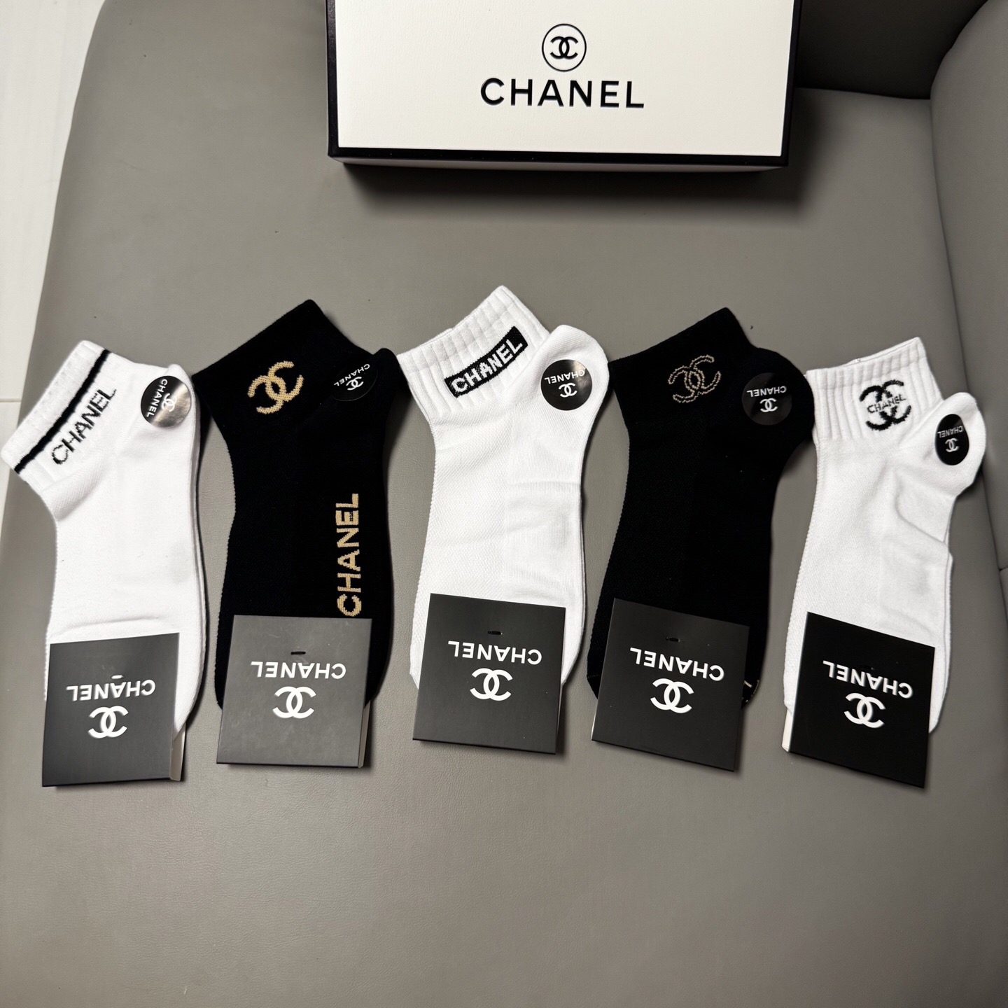 NO:364305,CHANEL CH new women's socks [one box and five pairs] pure cotton material, classic double C logo for jacquard, fried chicken nice, big brands go out on the street, trendy people must have super easy to match socks, stockings, socks, chanel, chanel, socks19860909 CHANEL · 香奈儿CH新品女款袜子【一盒五双】纯棉材质,提花经典双C标识,炒鸡nice,大牌出街,潮人必备超好搭袜子,丝袜,袜子,chanel,chanel,socks,accessory