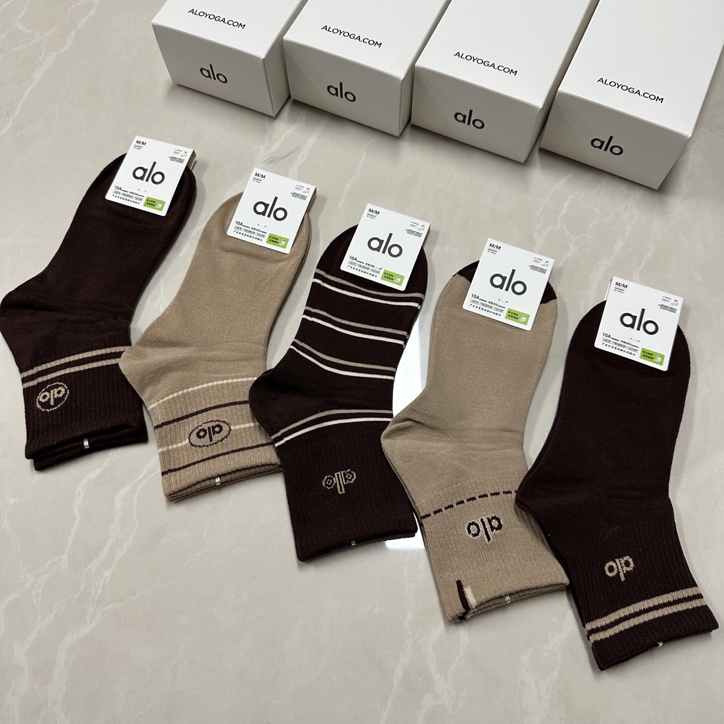 NO:364351,alo · alo new women's mid-tube socks [one box and five pairs] classic jacquard letter logo, made of pure cotton, breathable and comfortable, super nice super popular small items, big brands go out on the street, trendy people must have super easy to match socks, stockings, socks, socks19860909 · alo ·alo新品女款中筒袜子【一盒五双】提花经典字母标志,纯棉材质制造,透气舒适,超级nice超火爆小单品,大牌出街,潮人必备超好搭袜子,丝袜,袜子,socks,accessory