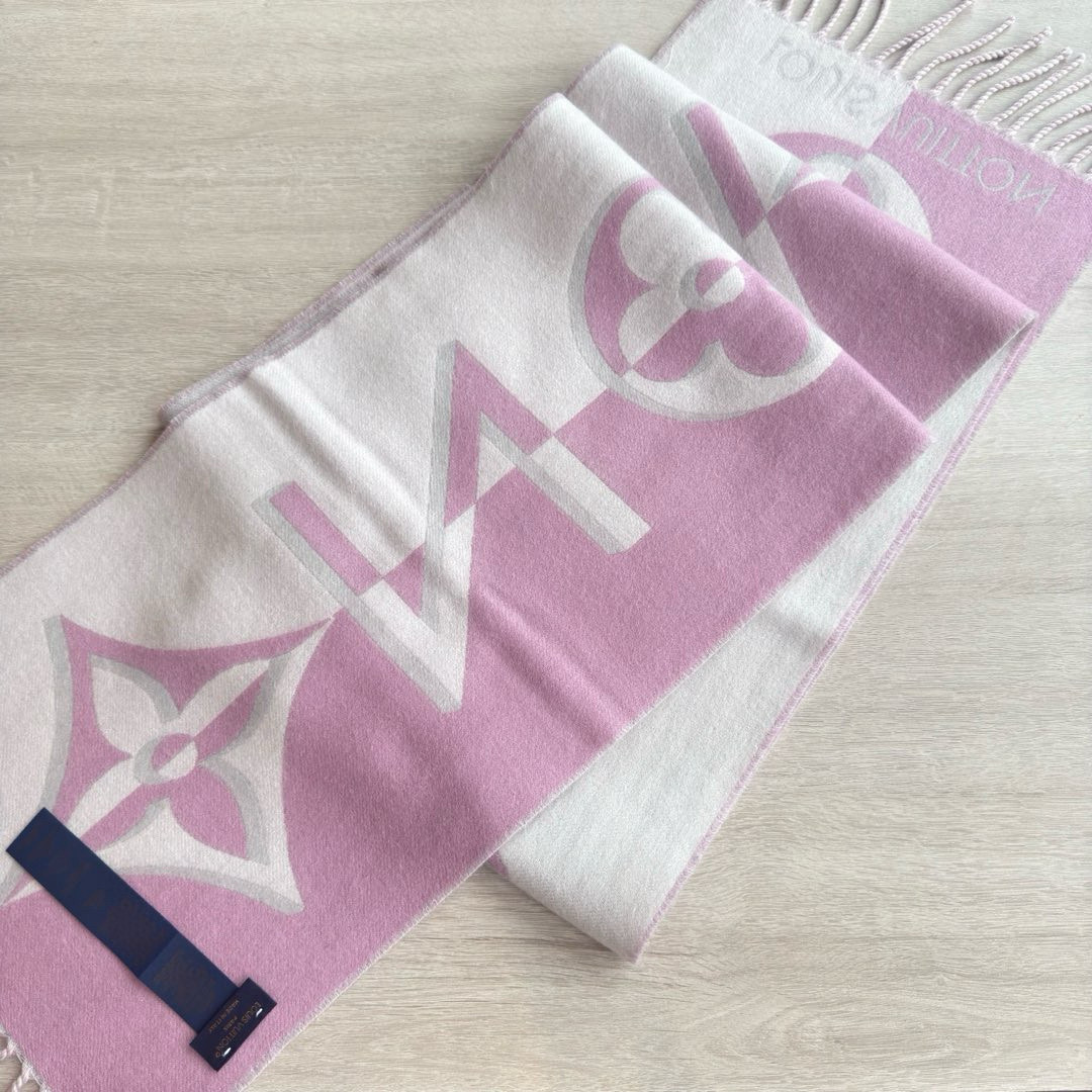 🆕 Duo Infinity 围巾选用柔软丰盈的绵羊毛，为双面设计融入大号 Monogram Infin