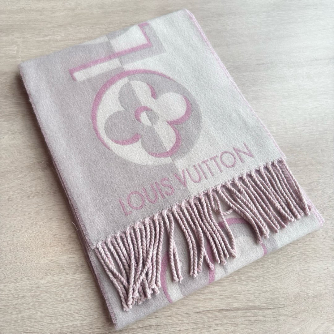 🆕 Duo Infinity 围巾选用柔软丰盈的绵羊毛，为双面设计融入大号 Monogram Infin