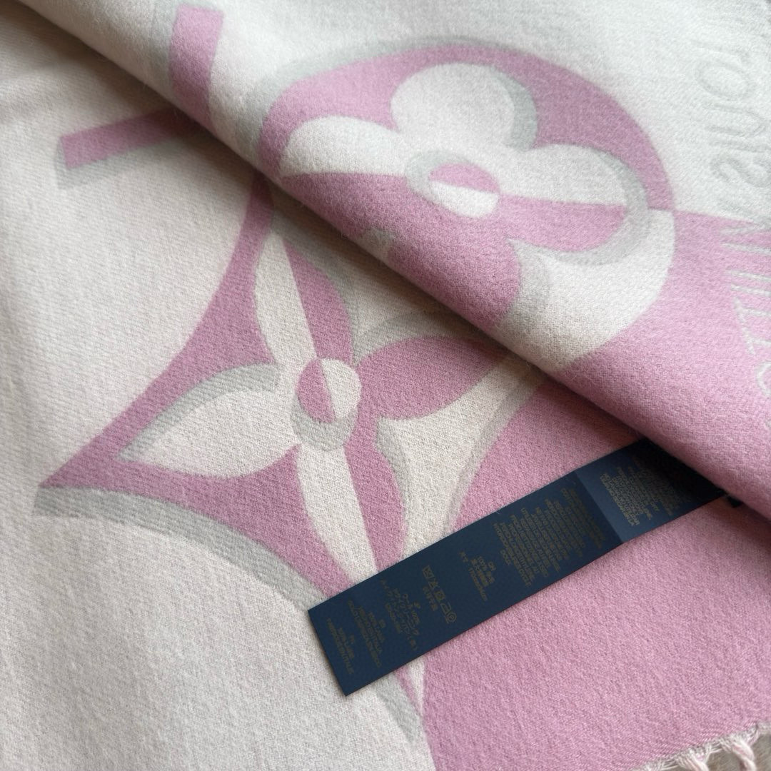 🆕 Duo Infinity 围巾选用柔软丰盈的绵羊毛，为双面设计融入大号 Monogram Infin