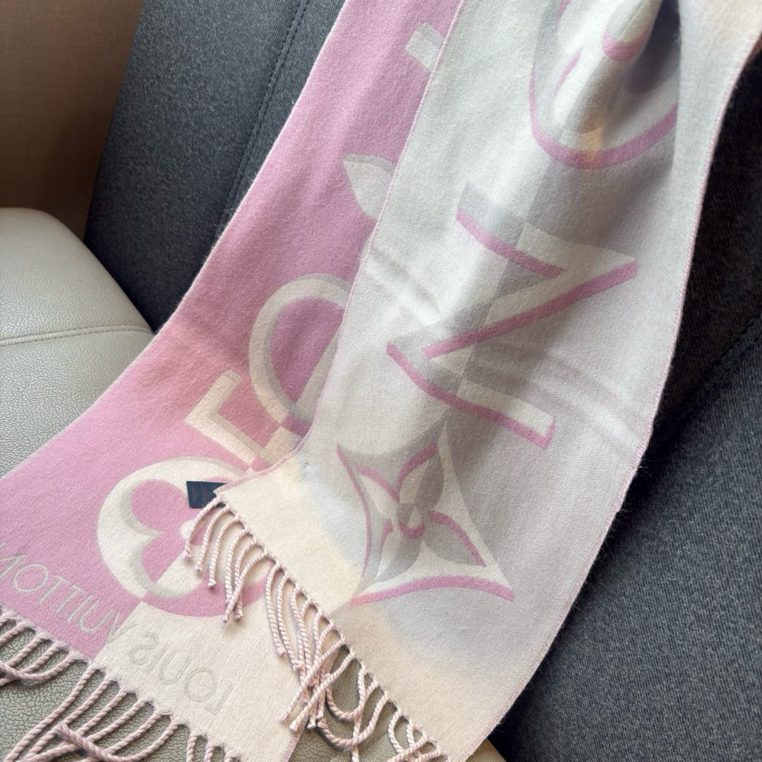 🆕 Duo Infinity 围巾选用柔软丰盈的绵羊毛，为双面设计融入大号 Monogram Infin