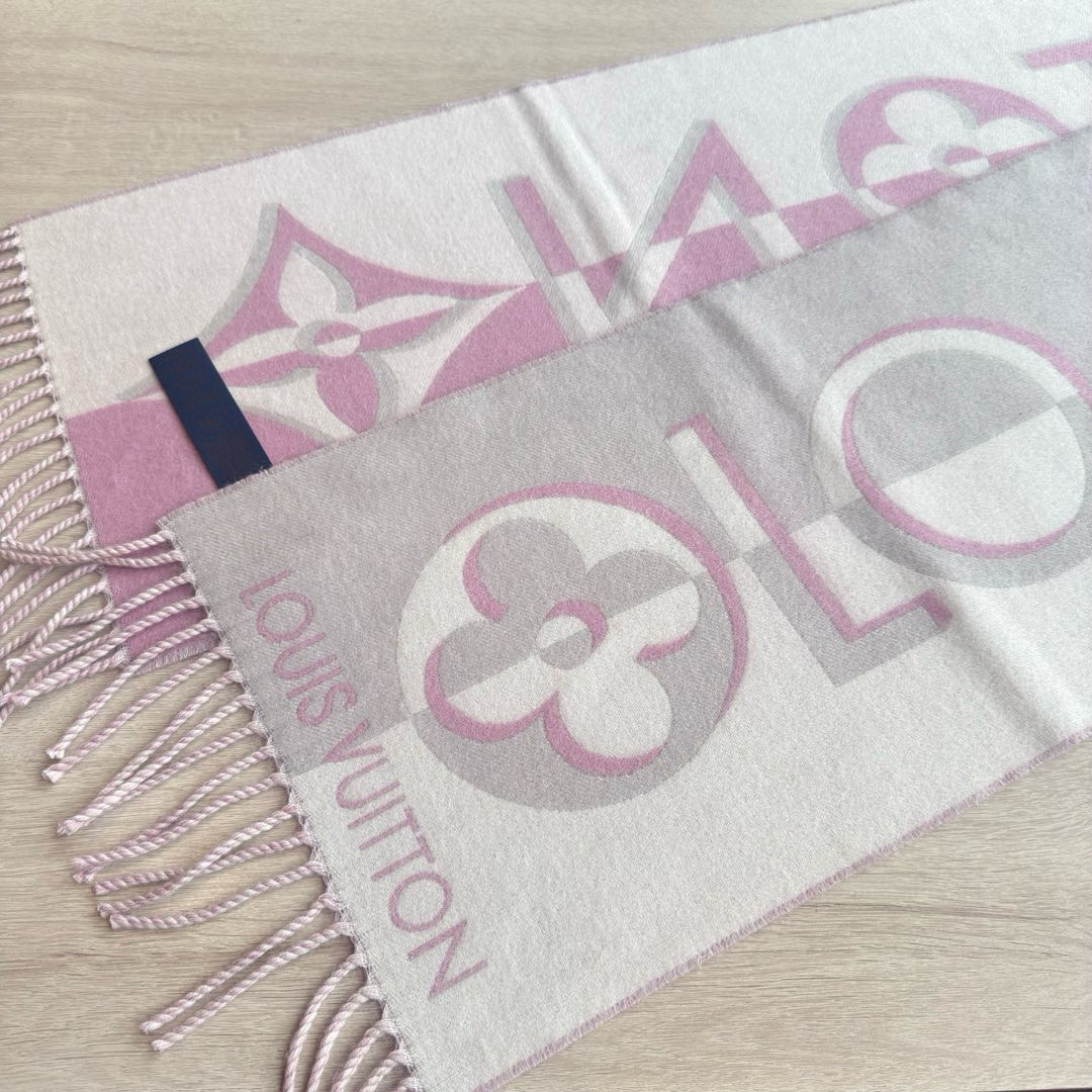 🆕 Duo Infinity 围巾选用柔软丰盈的绵羊毛，为双面设计融入大号 Monogram Infin