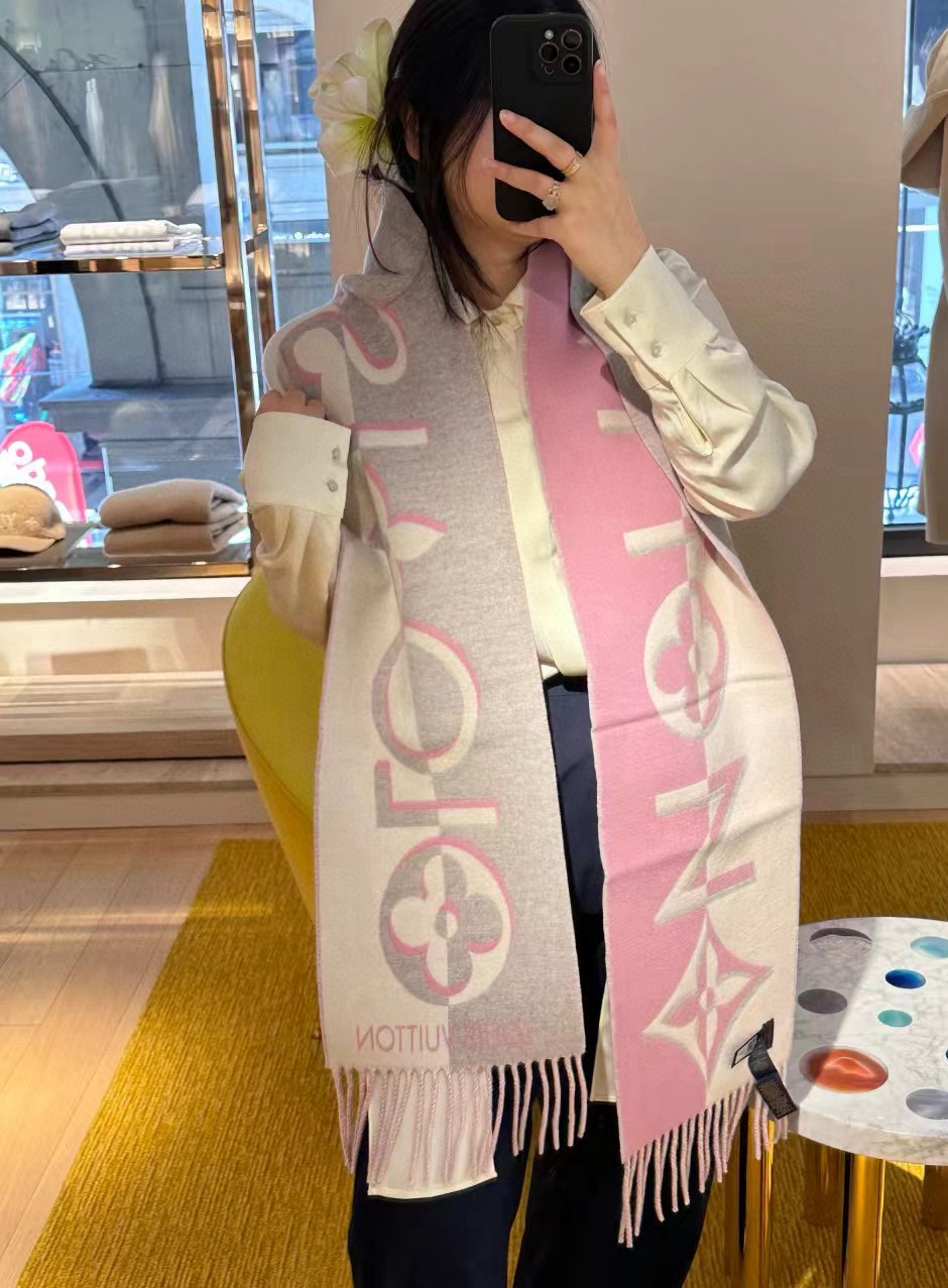 NO:342499,Duo Infinity scarf uses soft and plump wool, which incorporates a large Monogram Infinity logo for the double-sided design, creating a compelling contrast with contrasting colors. It can be wrapped around the shoulders or tied between the neck, injecting a hint of warmth in the cold season. 26 x 225 cm (height x length) 205 x 26 cm (excluding tassels) 95 wool, 5 cashmere jacquard pattern Monogram Infinity logo Louis Vuitton logo Tassel trim high-end scarf, high-end scarf, louis vuitton19860909Duo Infinity 围巾选用柔软丰盈的绵羊毛,为双面设计融入大号 Monogram Infinity 标识,以反差色彩营造瞩目对比.可随性环绕于肩头,亦可系于颈间,于寒冷季节注入丝丝暖意. 26 x 225 厘米 (高 x 长度) 205 x 26 厘米（不含流苏） 95 绵羊毛,5 山羊绒 提花织纹 Monogram Infinity 标识 路易威登标识 流苏饰边高版本围巾,高版本围巾,louis vuitton,scarf