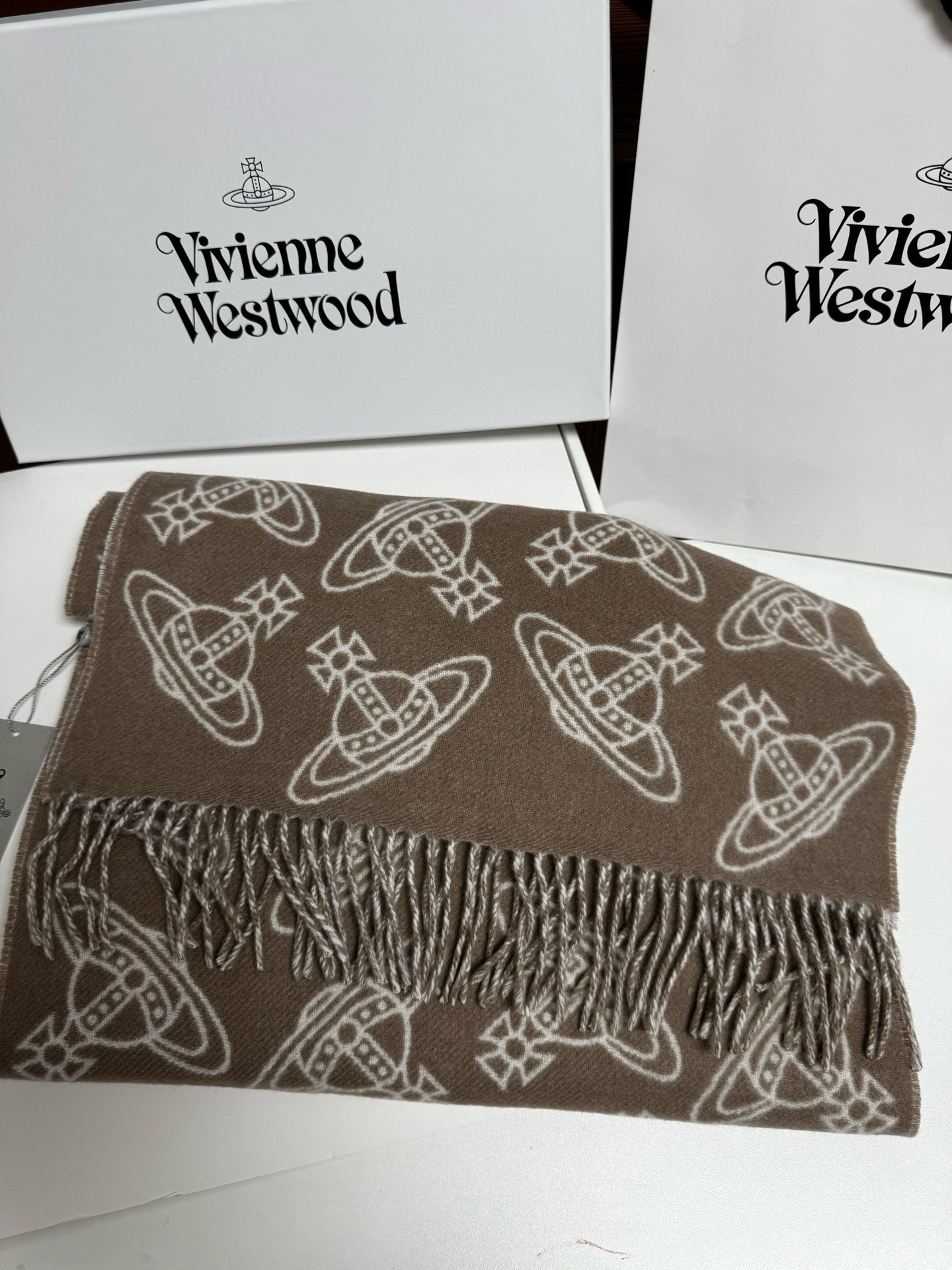 𝐢𝐯𝐢𝐞𝐧𝐧𝐞 𝐖𝐞𝐬𝐭𝐰𝐨𝐨𝐝🪐✨大土星新款围巾 vivienne westwood西太后土星 英国时