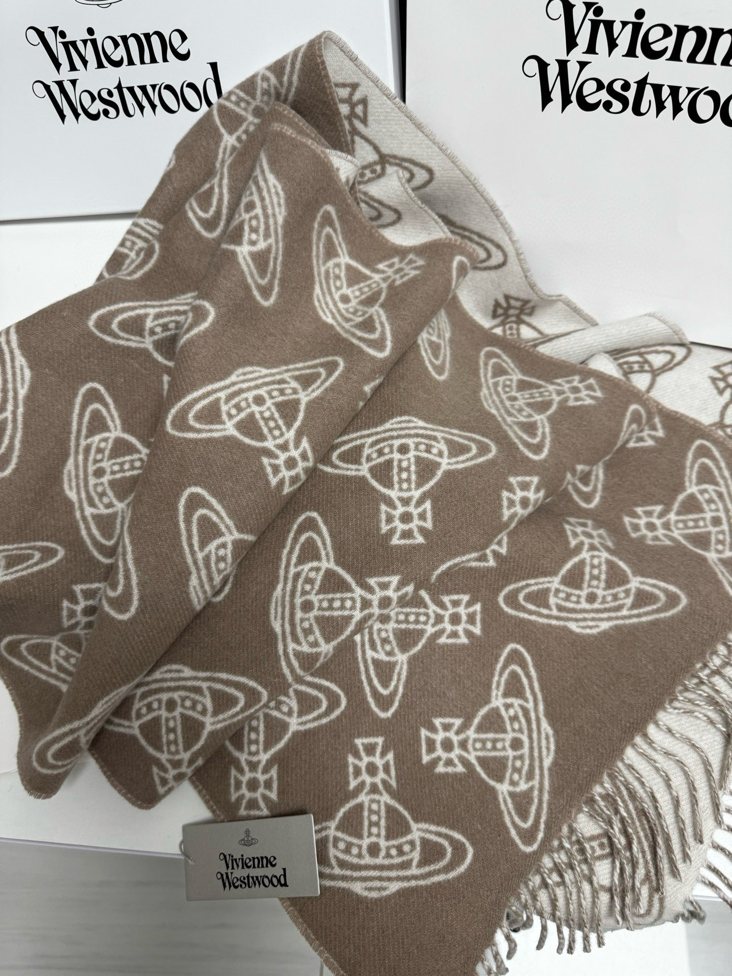 𝐢𝐯𝐢𝐞𝐧𝐧𝐞 𝐖𝐞𝐬𝐭𝐰𝐨𝐨𝐝🪐✨大土星新款围巾 vivienne westwood西太后土星 英国时