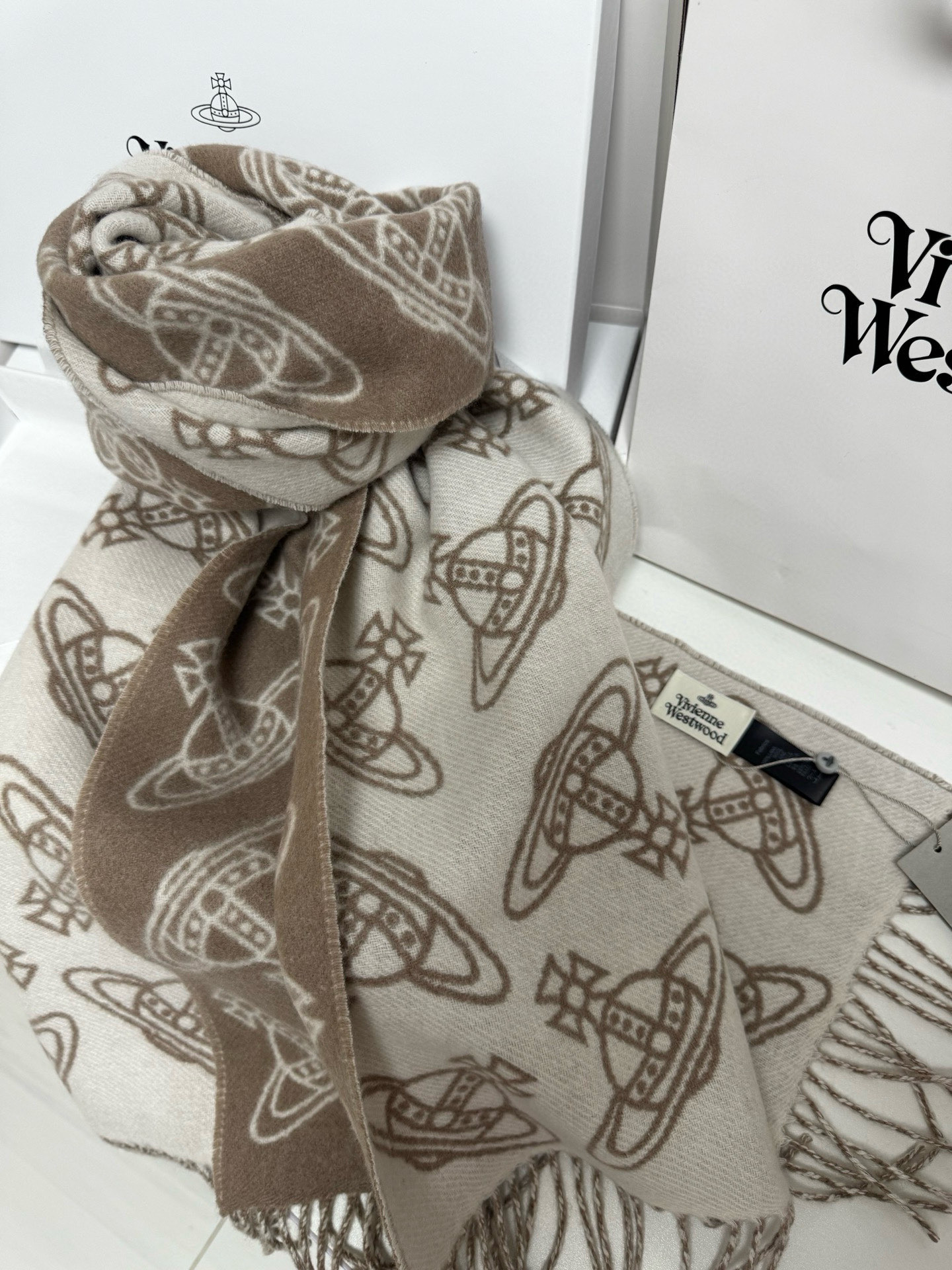 𝐢𝐯𝐢𝐞𝐧𝐧𝐞 𝐖𝐞𝐬𝐭𝐰𝐨𝐨𝐝🪐✨大土星新款围巾 vivienne westwood西太后土星 英国时