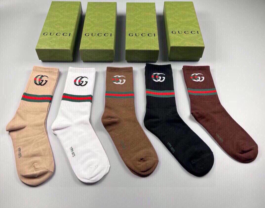 NO:542480,Gucci · Gucci Big G home new long tube socks [one box and five pairs] The double G logo at the root is paired with red and green strips, which looks tall and elegant, pure cotton material, breathable and comfortable, sports and casual versatile style, Ins super popular small items, big brands go out on the street, trendy people must have super easy to match socks and stockings, socks, gucci, gucci, socks19860909 Gucci · 古奇大G家新品长筒袜子【一盒五双】罗口处双G标志搭配红绿条,特显高大上,纯棉材质,透气舒适,运动休闲百搭款,ins超火爆小单品,大牌出街,潮人必备超好搭袜子丝袜,袜子,gucci,gucci,socks,accessory