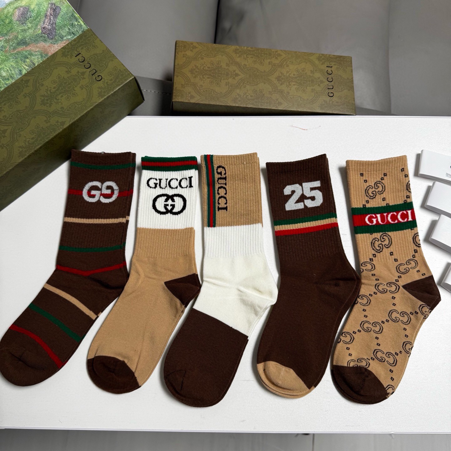 NO:542499,Gucci · Gucci · Gucci Da G's new high-tube socks [one box and five pairs] Classic double G logo is particularly tall and elegant, pure cotton material, breathable and comfortable, sports and casual versatile style, Ins super popular small items, big brands go out on the street, trendy people must have super easy to match socks and stockings, socks, gucci, gucci, socks19860909 Gucci · 古奇大G家新品高筒袜子【一盒五双】经典双G标志特显高大上,纯棉材质,透气舒适,运动休闲百搭款,ins超火爆小单品,大牌出街,潮人必备超好搭袜子丝袜,袜子,gucci,gucci,socks,accessory
